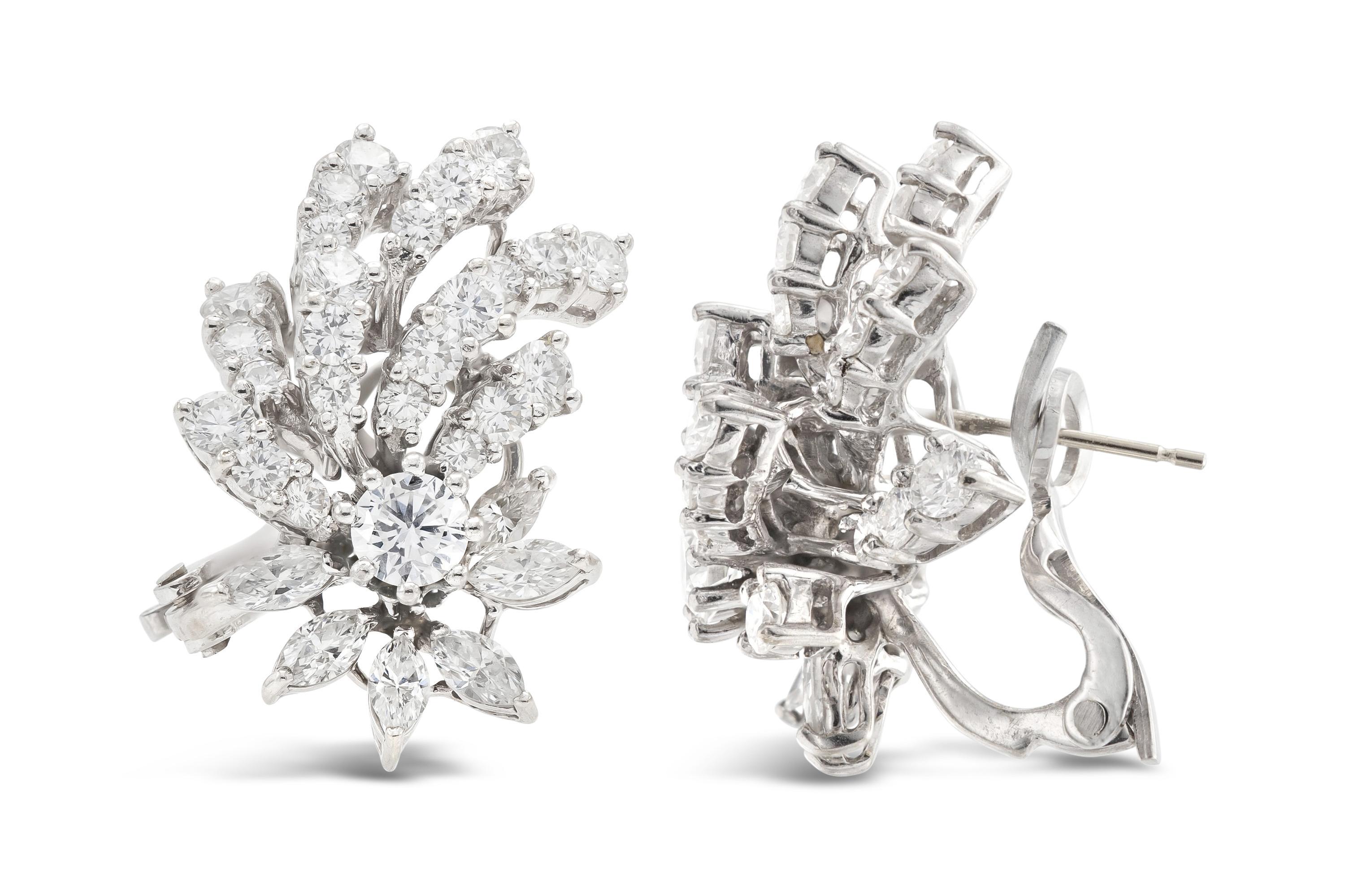 Fein gearbeitet in 18 Karat Weißgold mit zwei runden Diamanten im Brillantschliff mit einem Gesamtgewicht von ca. 0,80 Karat, 48 kleineren Diamanten im Brillantschliff mit einem Gesamtgewicht von ca. 2,00 Karat und 12 Marquise-Diamanten mit einem