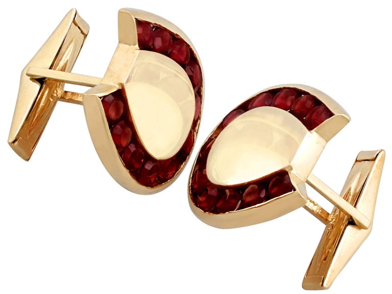 An impressive pair of vintage 1950s 3.82 carat garnet and 14 karat yellow gold 'horseshoe' cufflinks; part of our diverse gent's jewelry and estate jewelry collections.

This fine and impressive pair of gold cufflinks has been crafted in 14k yellow