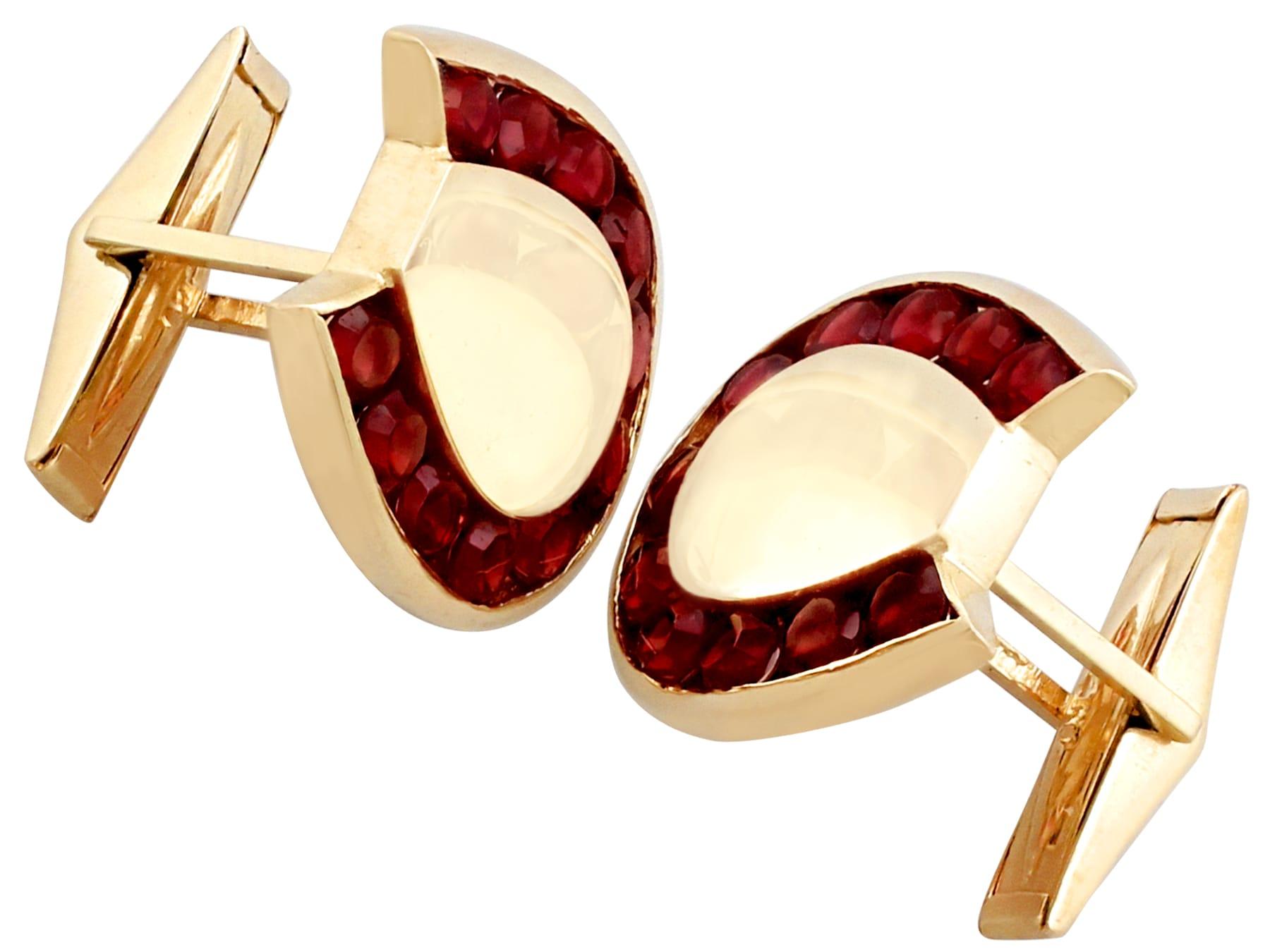 Round Cut Vintage 1950s 3.82 Carat Garnet and Yellow Gold Horseshoe Cufflinks For Sale