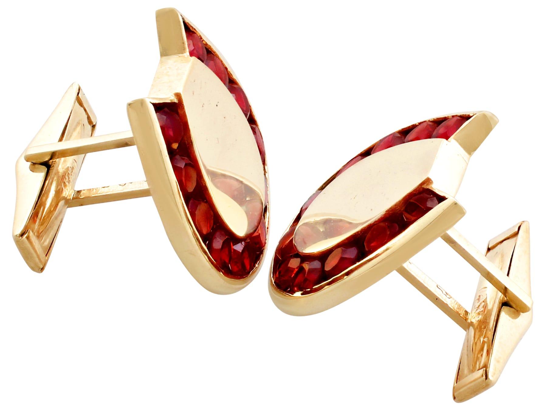 Vintage 1950s 3.82 Carat Garnet and Yellow Gold Horseshoe Cufflinks In Excellent Condition For Sale In Jesmond, Newcastle Upon Tyne