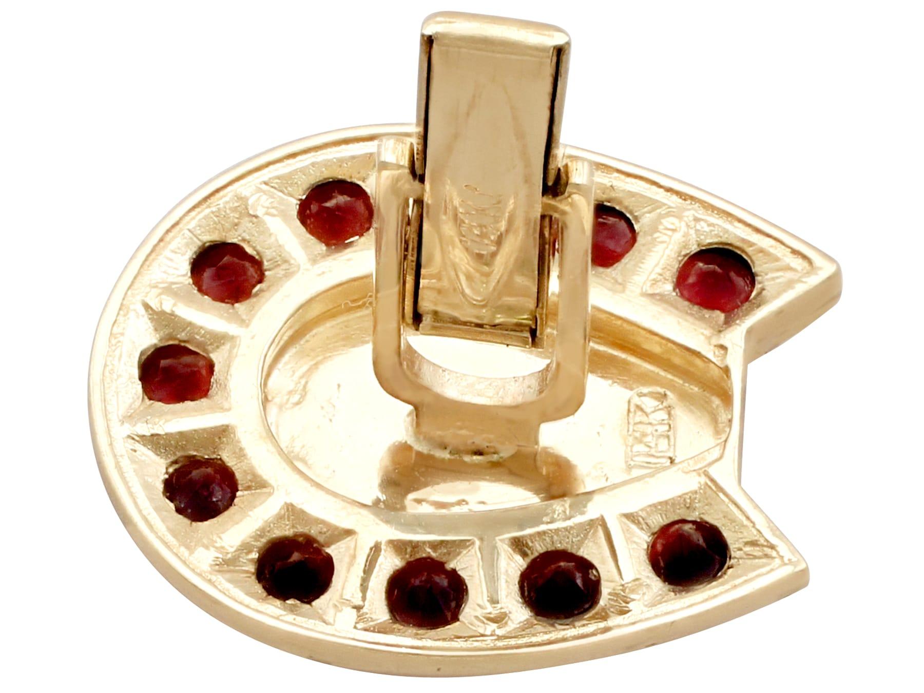 Vintage 1950s 3.82 Carat Garnet and Yellow Gold Horseshoe Cufflinks For Sale 1