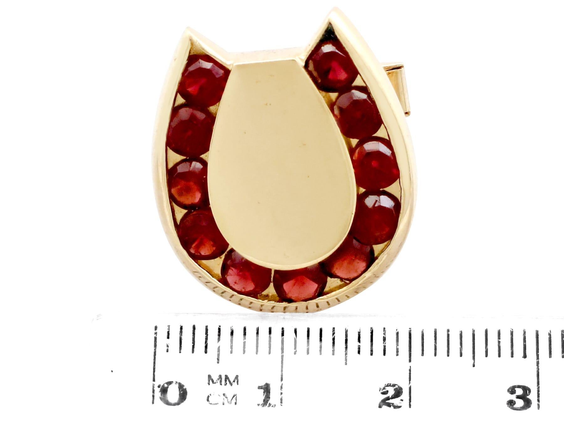 Boutons de manchette fer à cheval vintage en or jaune et grenat de 3,82 carats, années 1950 en vente 2