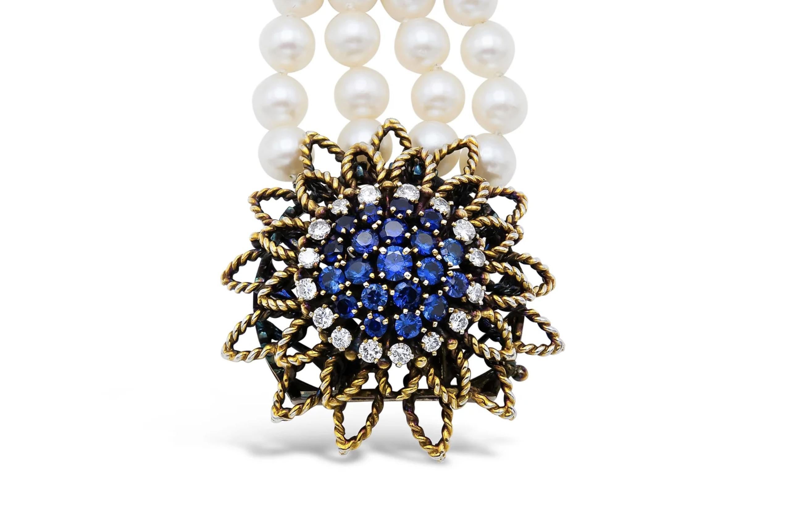 Finamente elaborada en oro amarillo de 14 quilates con 80 perlas de 6 mm, diamantes talla brillante redondos con un peso total aproximado de 1,30 quilates y zafiros talla redonda con un peso total aproximado de 1,50 quilates.
Alrededor de 1950