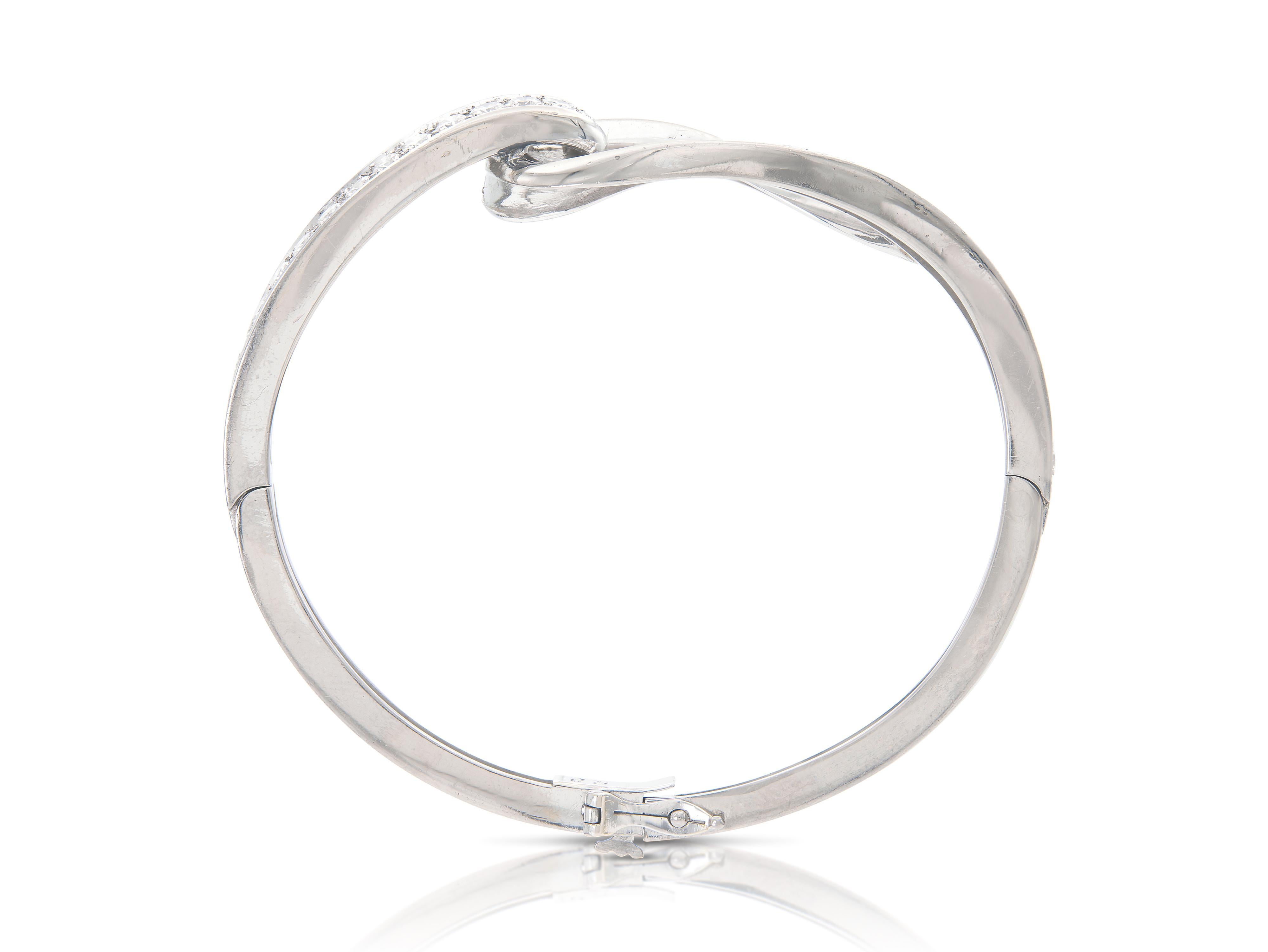 Vintage 1950s 4.00 Carat Diamond Hinged Bangle In Good Condition For Sale In New York, NY