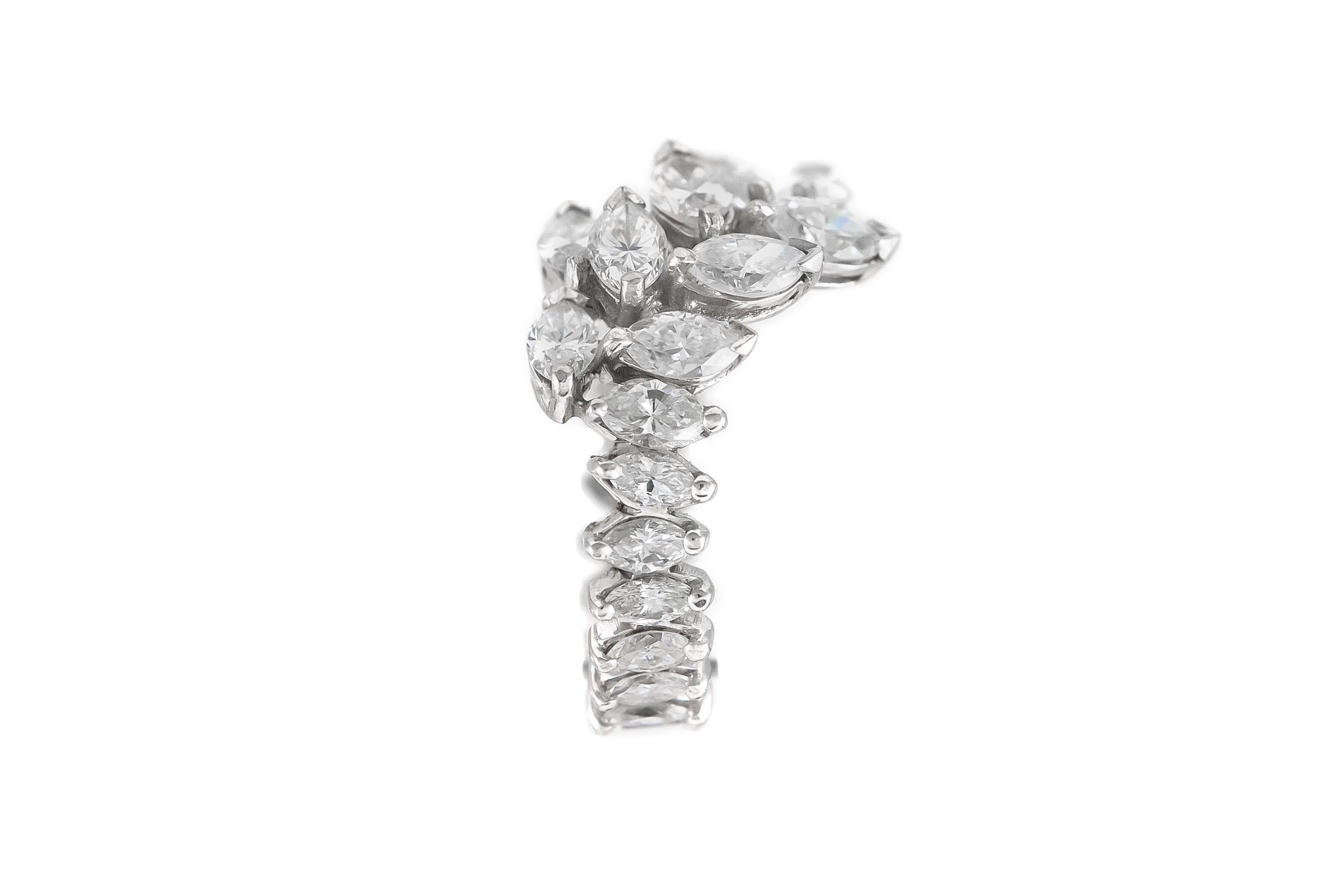 Fein gearbeitet aus Platin mit Diamanten im Marquise-Schliff mit einem Gesamtgewicht von etwa 4,00 Karat.
Circa 1950er Jahre
Größe 5 1/4