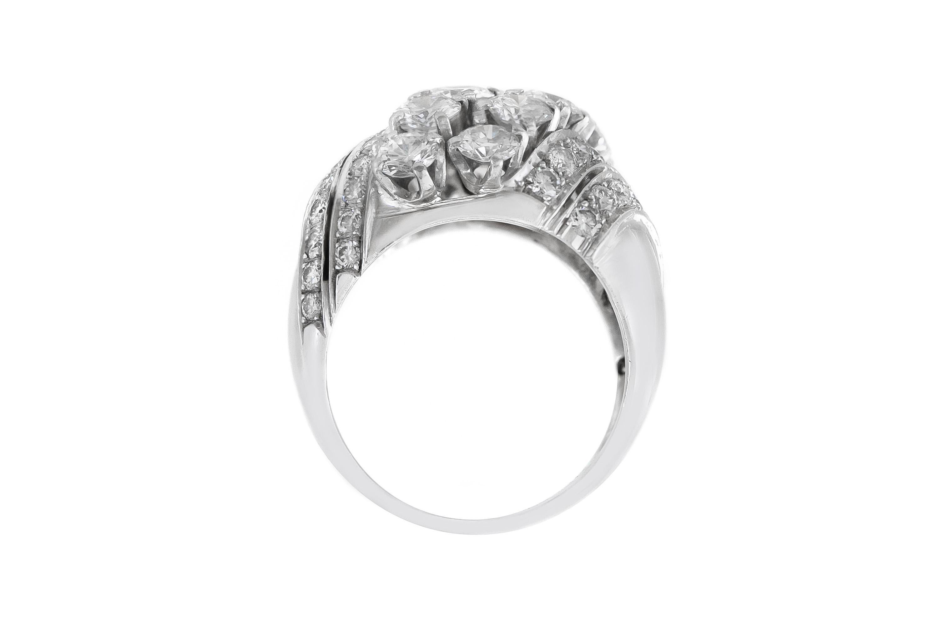 Finement réalisée en platine avec des diamants ronds de taille brillant pesant environ 4.50 carats au total.
Circa 1950s
Taille 7 1/2, redimensionnable