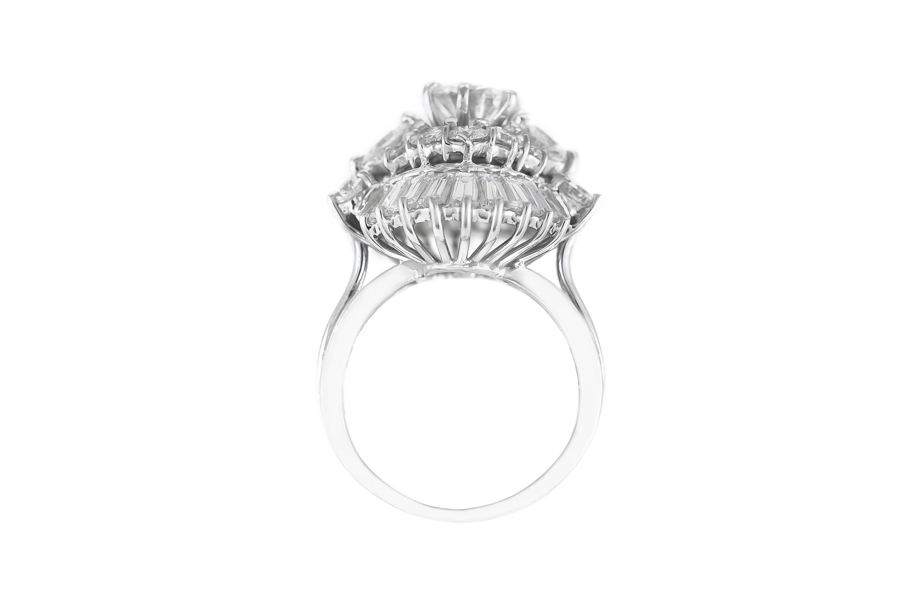 Finamente elaborada en oro blanco de 14 quilates con un Diamante central talla Brillante Redondo de aproximadamente 1,20 quilates, Diamantes talla Brillante Redondo, Marquesa y Baguette Cónica más pequeños que pesan aproximadamente un total de 3,50