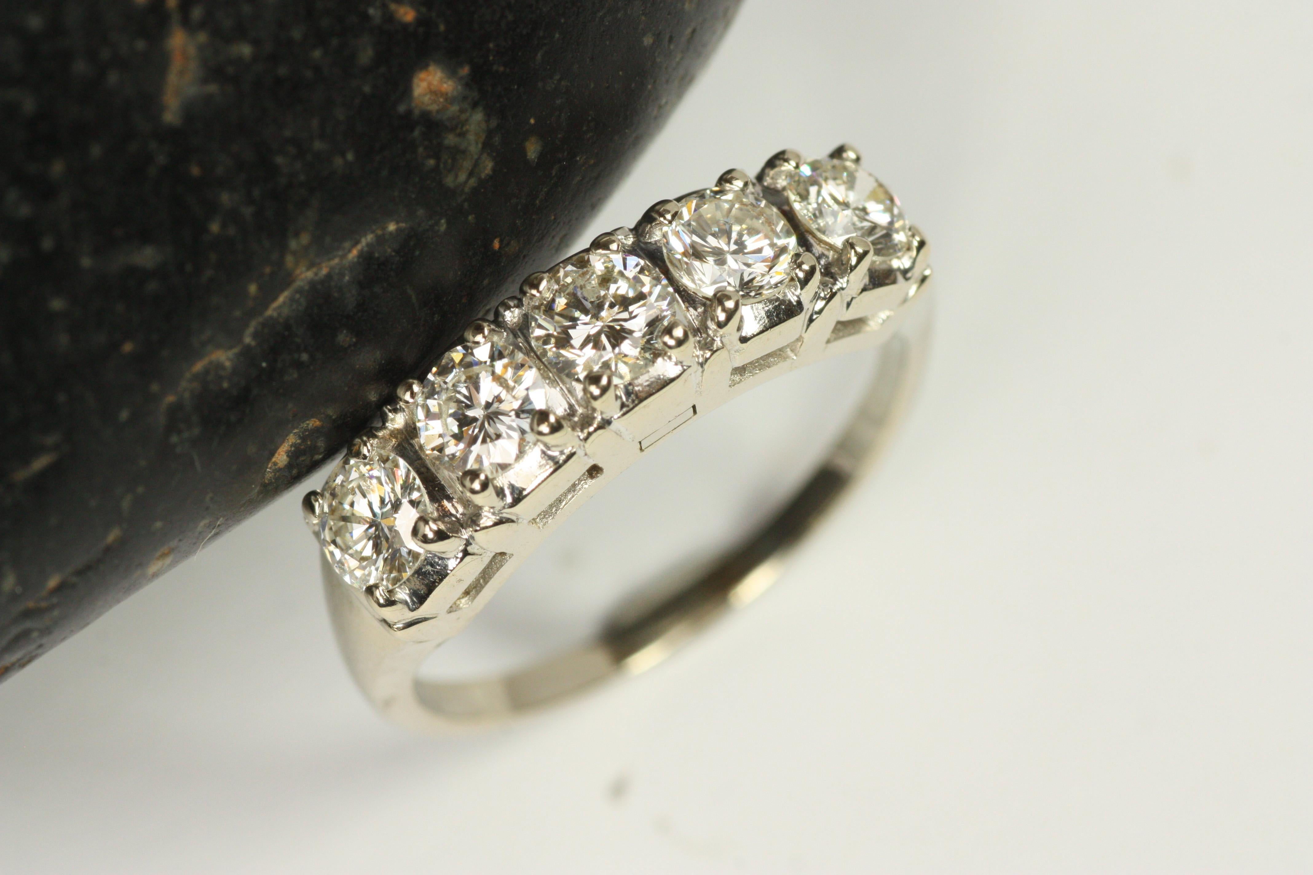 Alianza vintage de 5 diamantes de los años 50. Los diamantes naturales redondos engastados uno junto al otro en platino suman 1,25 ct y el cuerpo del anillo se estrecha hasta 1,6 mm en la parte inferior para ofrecer la máxima comodidad. De la