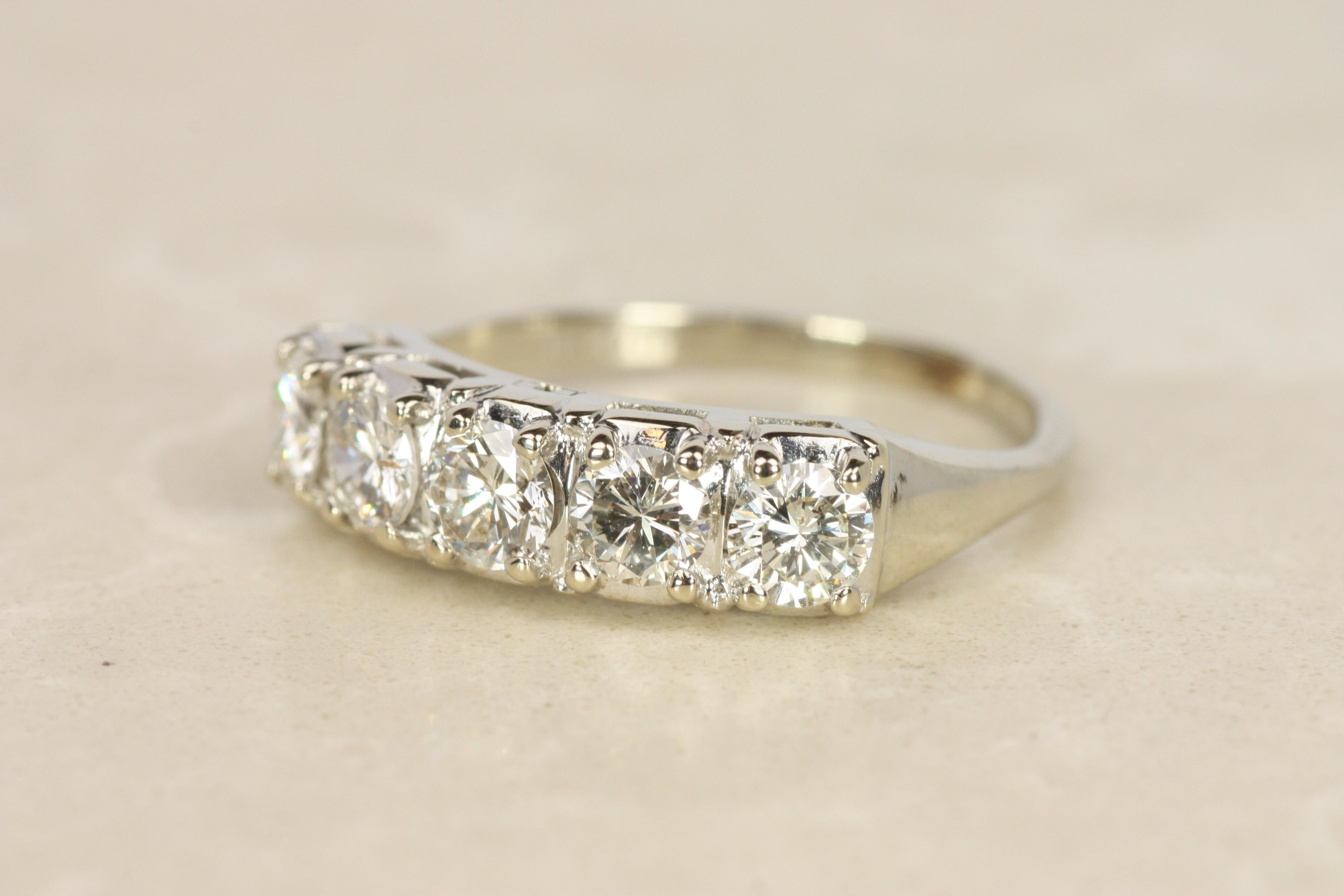 De las mujeres Alianza vintage de 5 diamantes en platino de los años 50 en venta