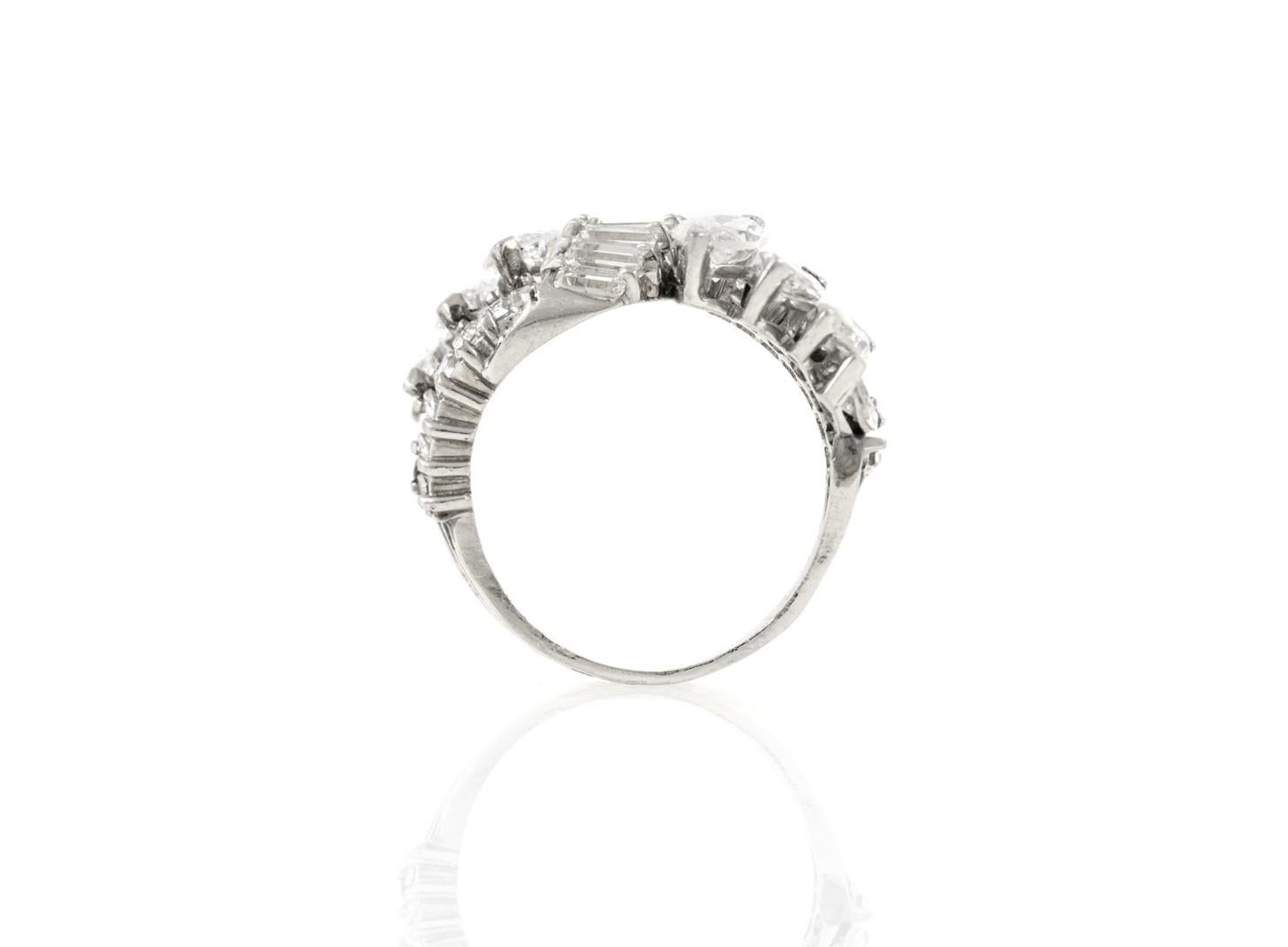 Finement travaillé avec des diamants de taille Marquise et Baguette pesant approximativement un total de 5,00 carats.
Circa 1950s
Taille 6, redimensionnable