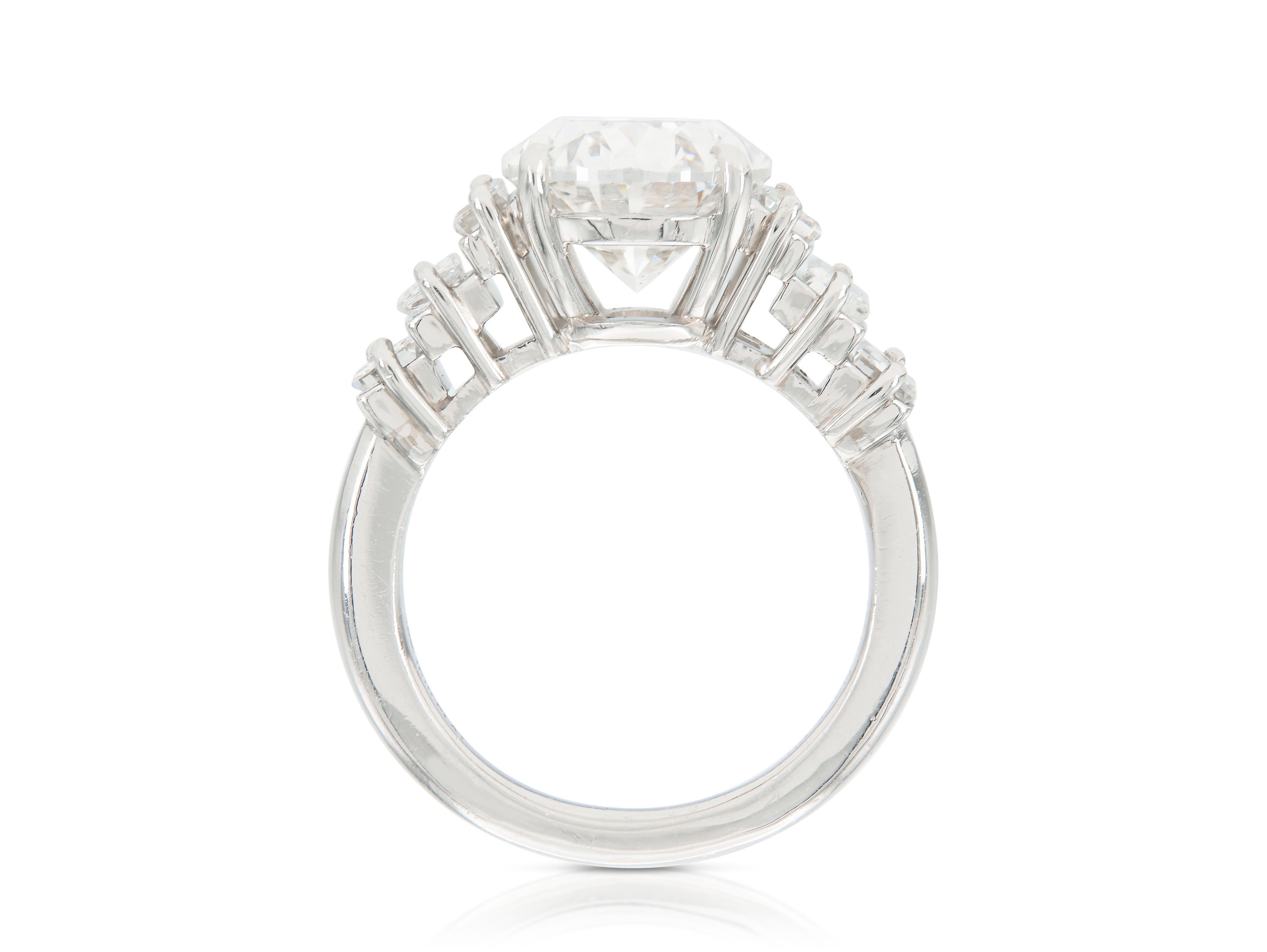 Vintage 1950s 5.23 Carat Oval Cut Diamond Engagement Ring Bon état - En vente à New York, NY