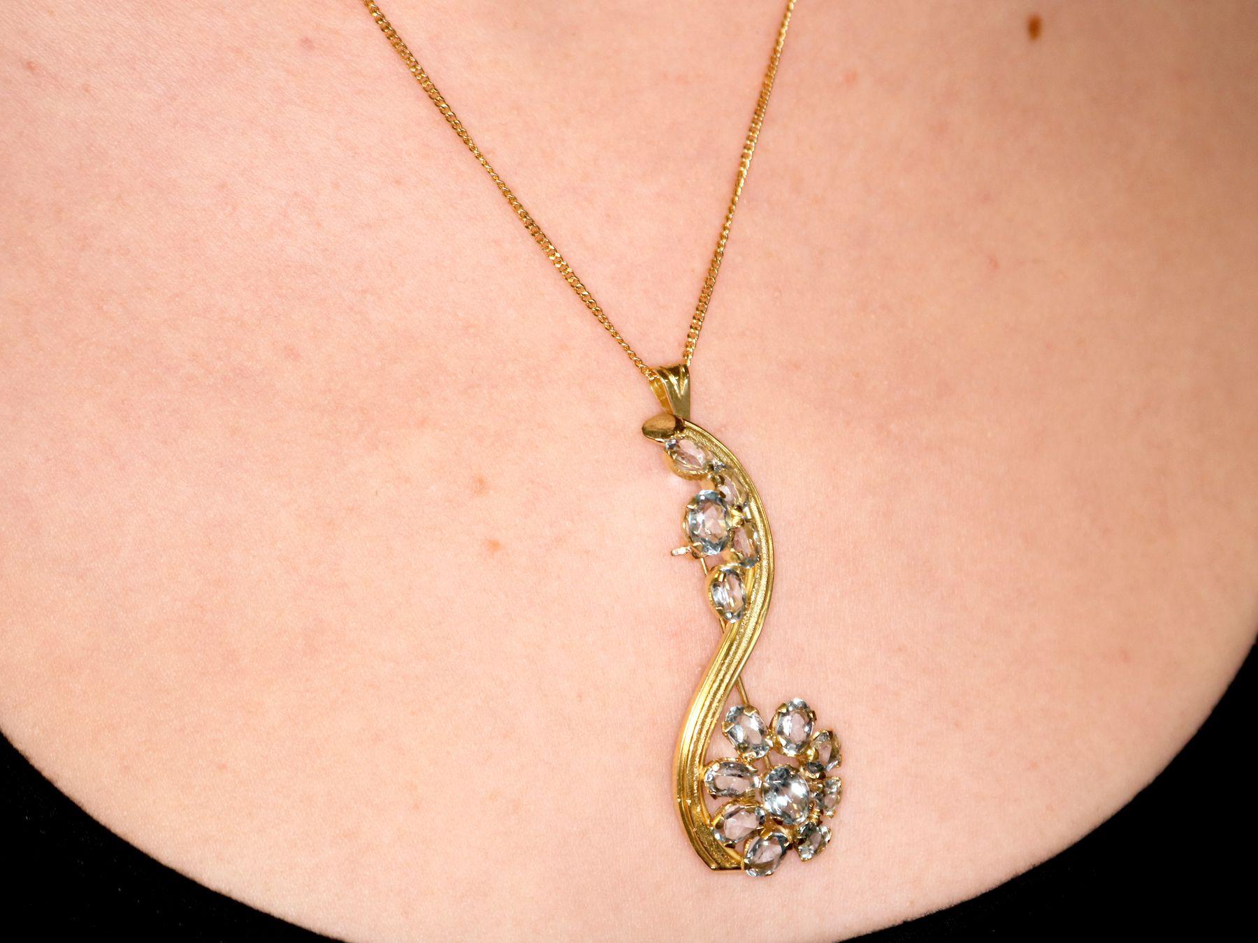 Vintage 1950s 6.05 Carat Aquamarine and Yellow Gold Pendant / Brooch For Sale 4