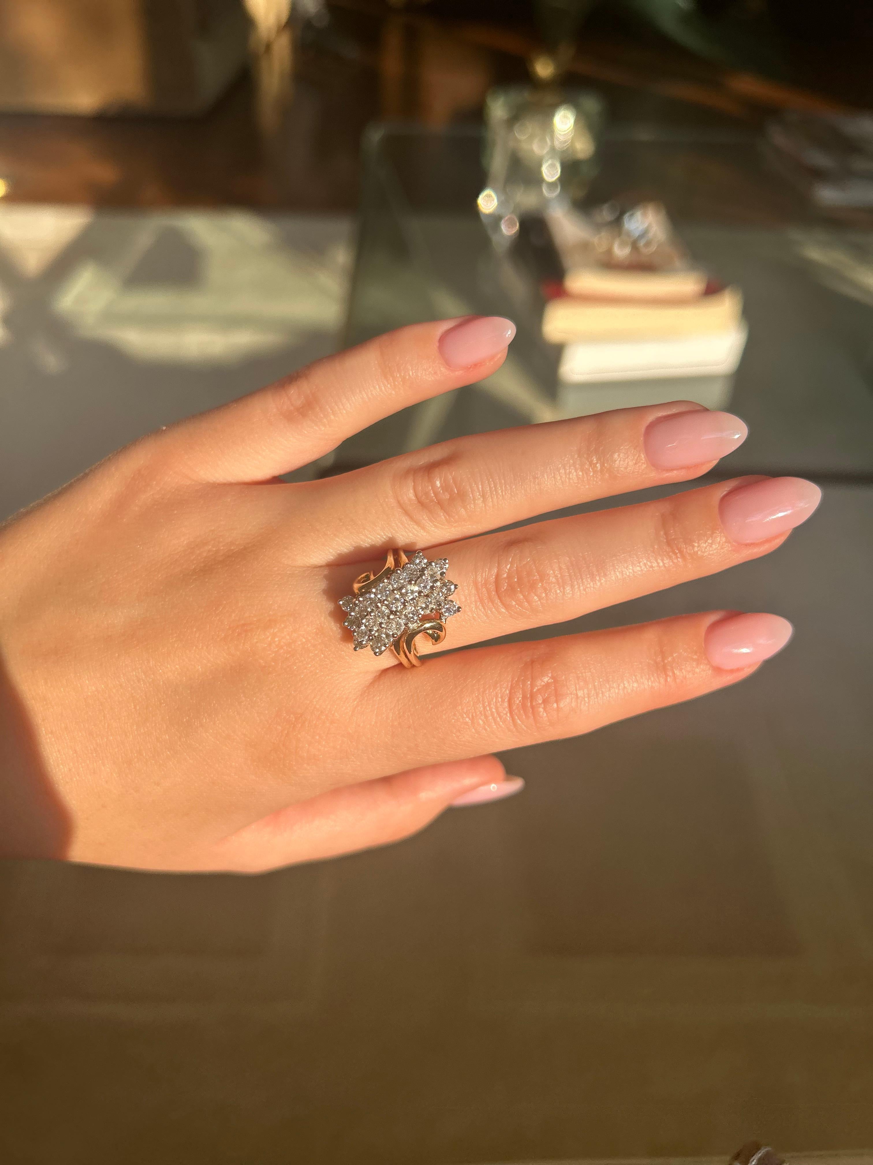 Vintage 1950-60er Jahre 18K Gelb & Weißgold Diamant Cluster Cocktail Ring im Angebot 4