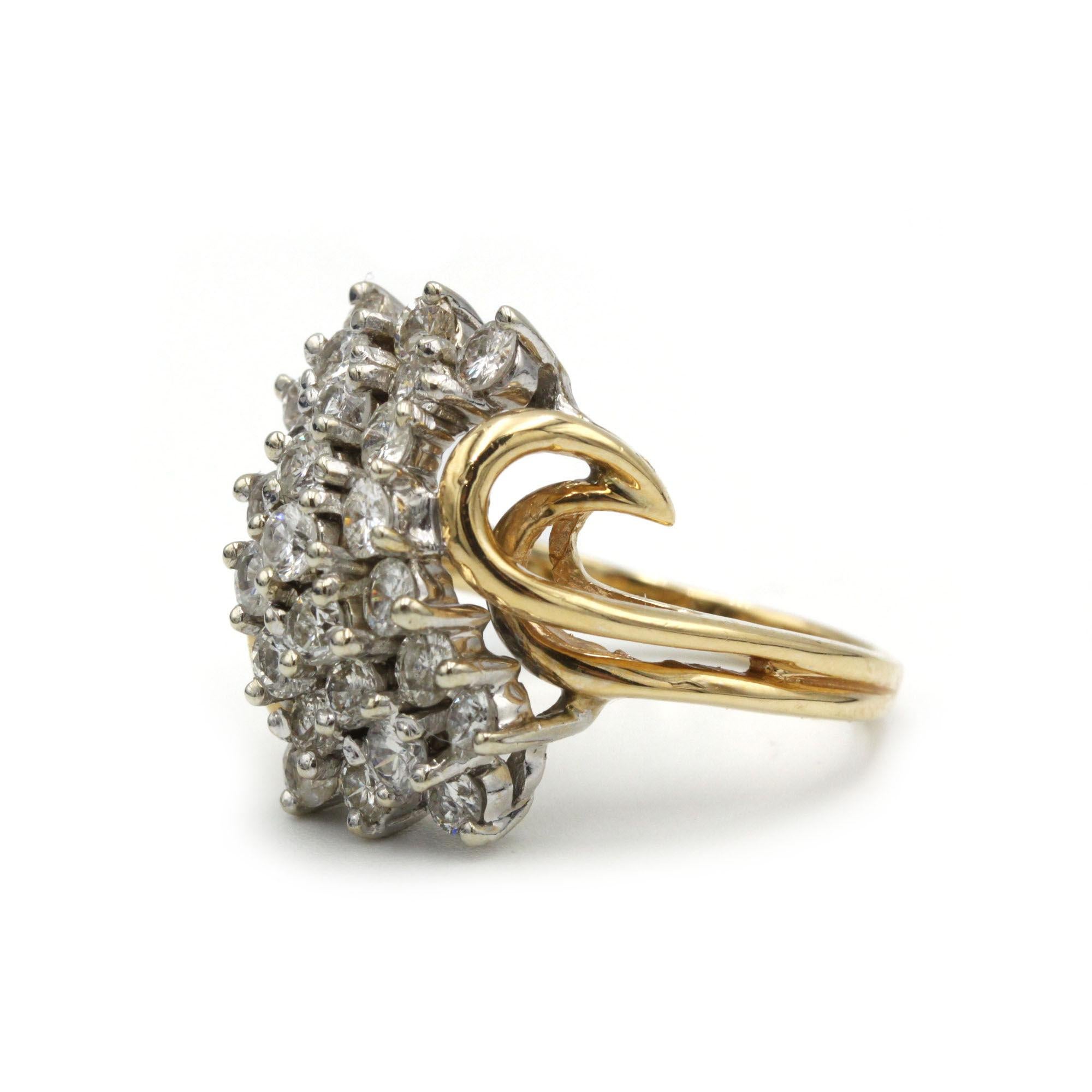 Este llamativo anillo de cóctel de mediados de siglo combina el cálido oro amarillo de 18 quilates con reflejos de oro blanco en un atrevido diseño de racimo. Veinticinco diamantes talla brillante (aproximadamente 2,50 quilates en total) están