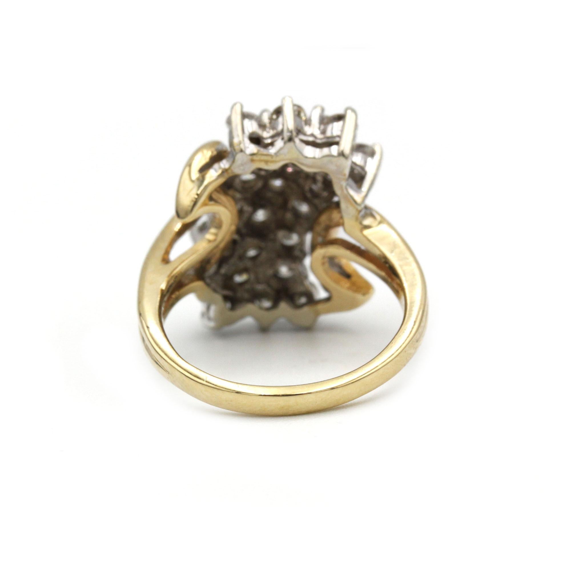 Anillo de cóctel vintage de oro amarillo y blanco de 18 quilates de los años 50-60 con racimo de diamantes en Bueno estado para la venta en MONTMORENCY, FR