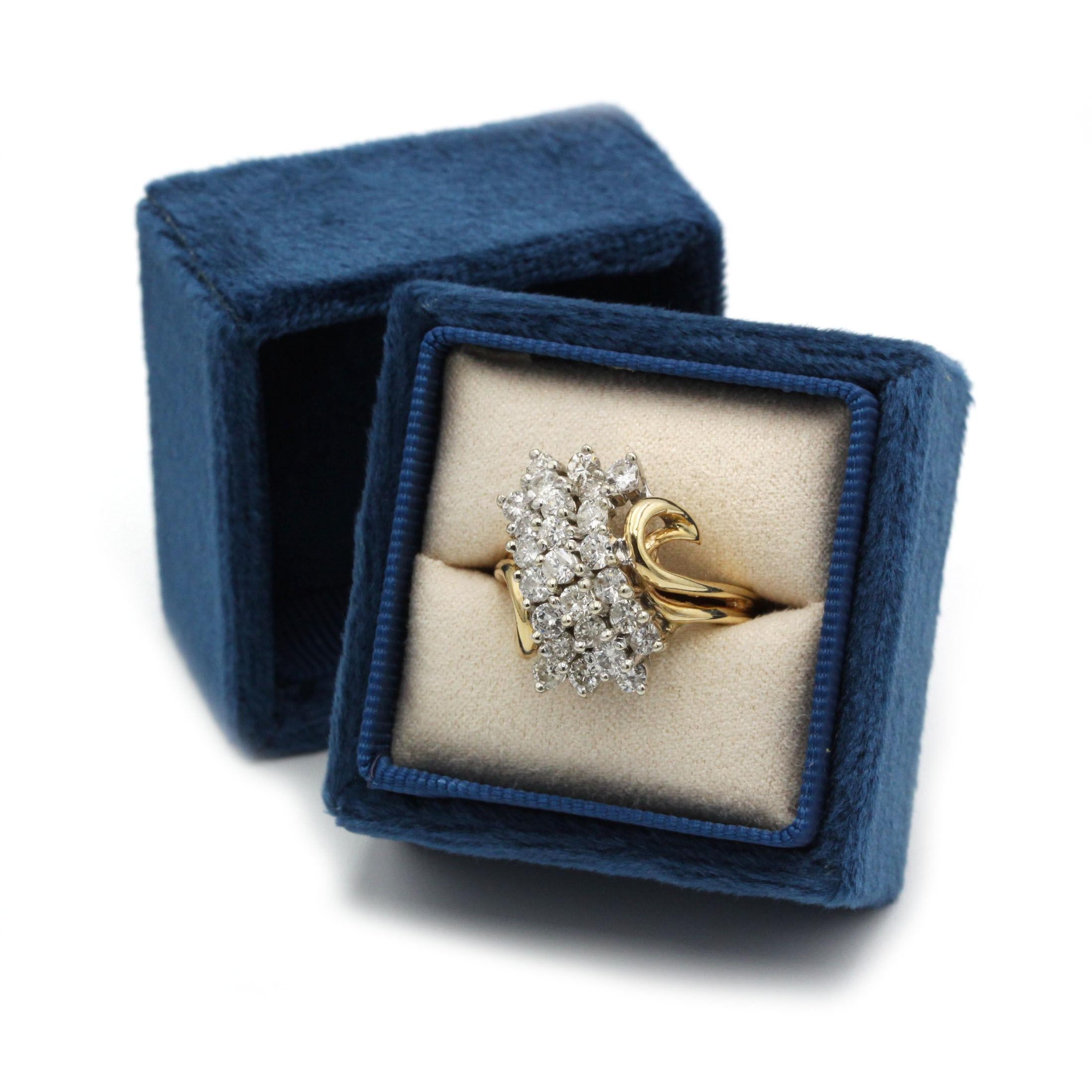 De las mujeres Anillo de cóctel vintage de oro amarillo y blanco de 18 quilates de los años 50-60 con racimo de diamantes en venta