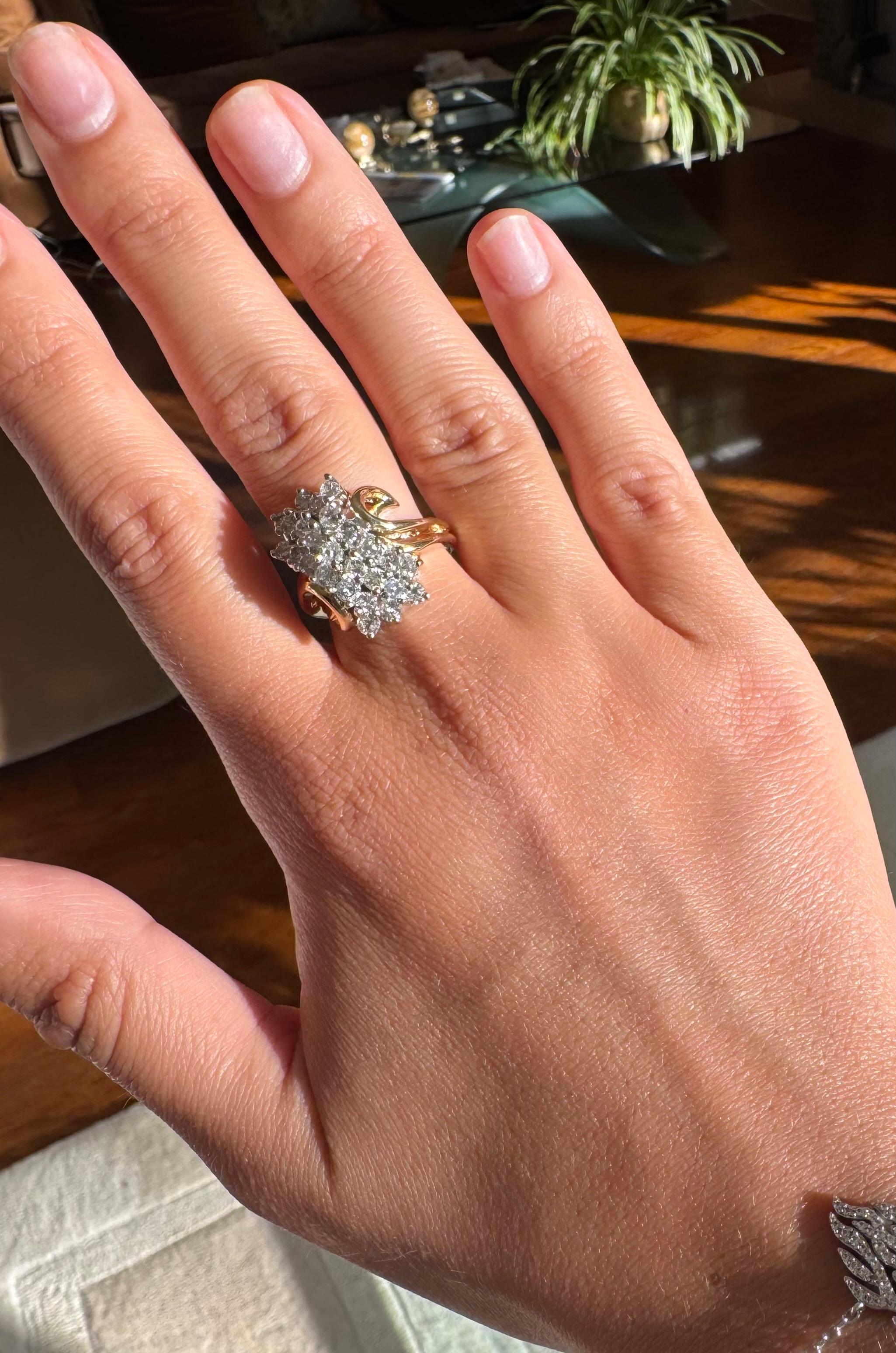 Anillo de cóctel vintage de oro amarillo y blanco de 18 quilates de los años 50-60 con racimo de diamantes en venta 1
