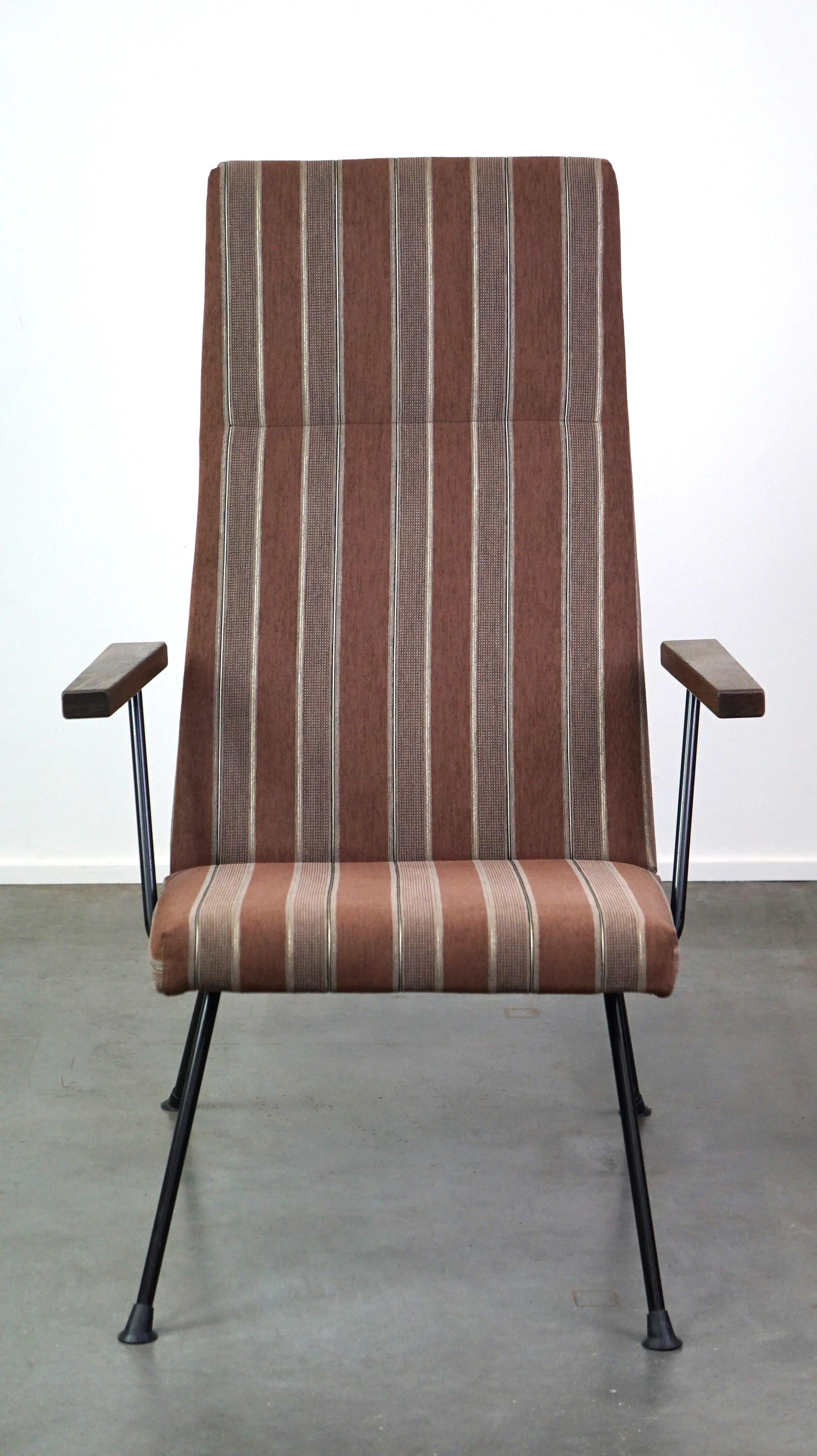 Ce fantastique fauteuil a été conçu par André R. Cordemeyer pour Gispen à la fin des années 1950. Il est doté d'un dossier haut, ce qui contribue à son excellent confort d'assise. La chaise est construite avec un cadre tubulaire noir et des