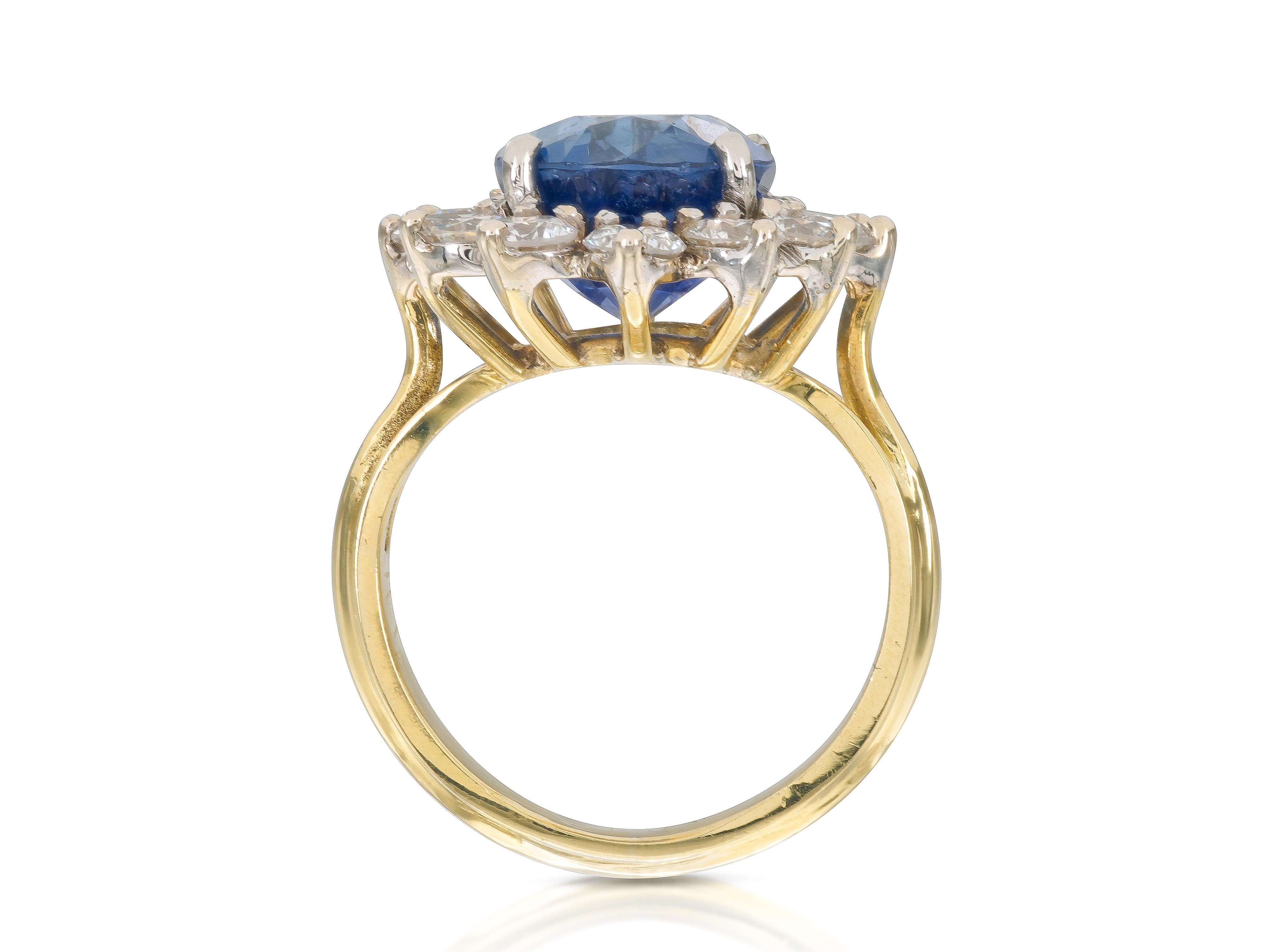 Vintage 1950s 6.21 Carat Ceylon Sapphire and Diamond Cluster Ring In Good Condition For Sale In New York, NY