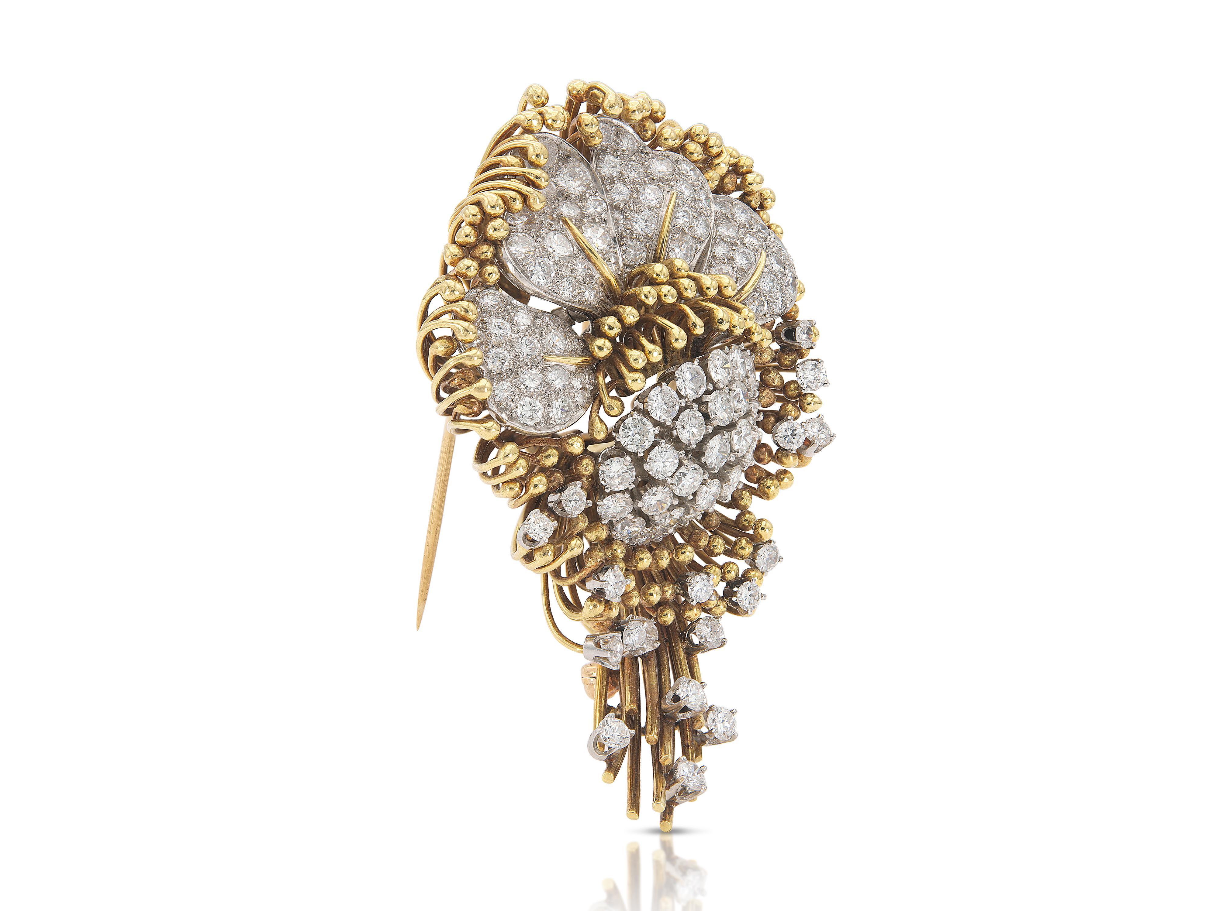 Fein gearbeitet in 18 Karat Gelb- und Weißgold mit Diamanten im Brillantschliff mit einem Gesamtgewicht von etwa 7,00 Karat.
Circa 1950er Jahre
2 1/4 x 1 1/2 Zoll