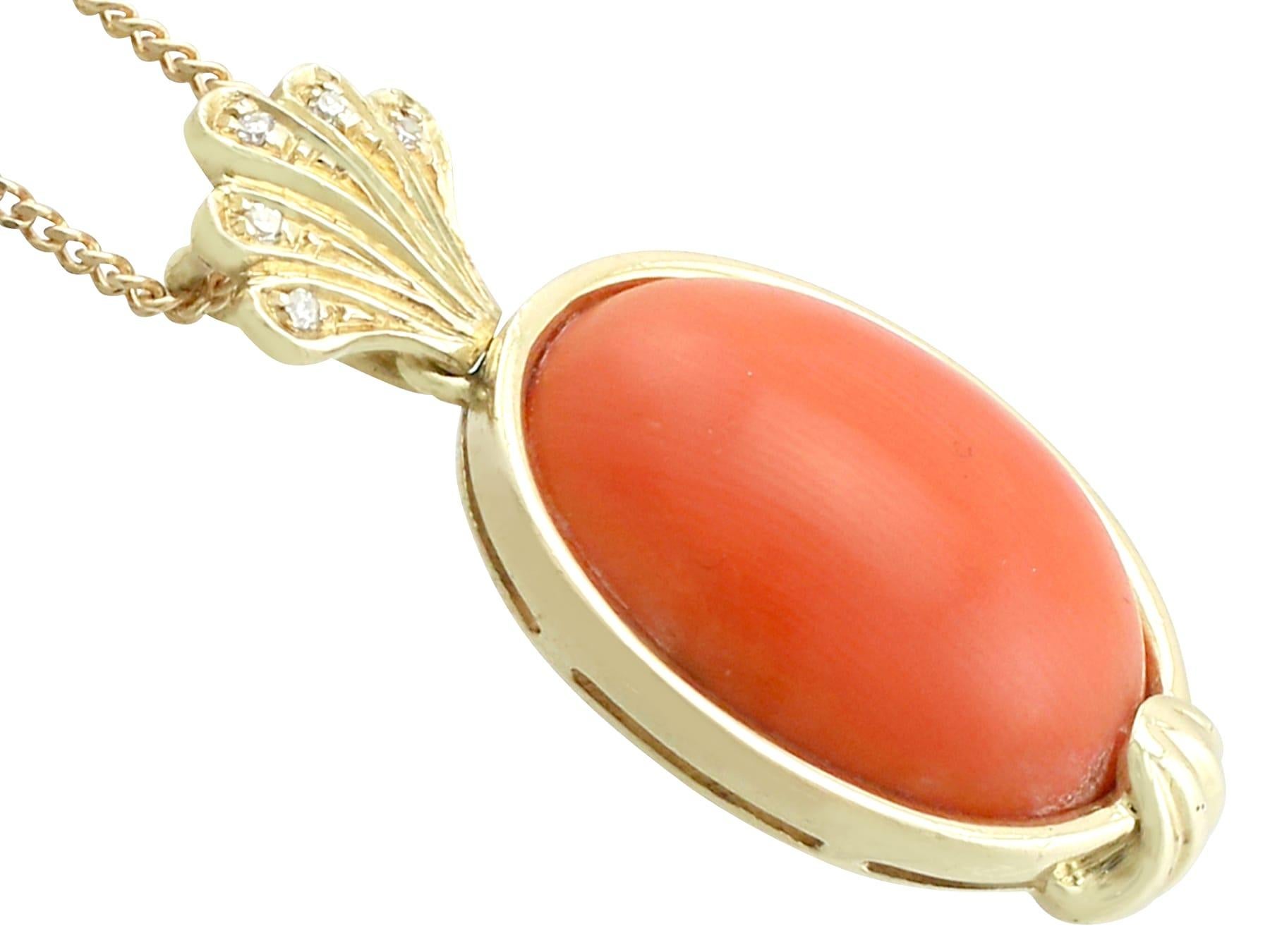 Pendentif en or jaune de 7,27 carats de corail et de diamants des années 1950 Excellent état - En vente à Jesmond, Newcastle Upon Tyne