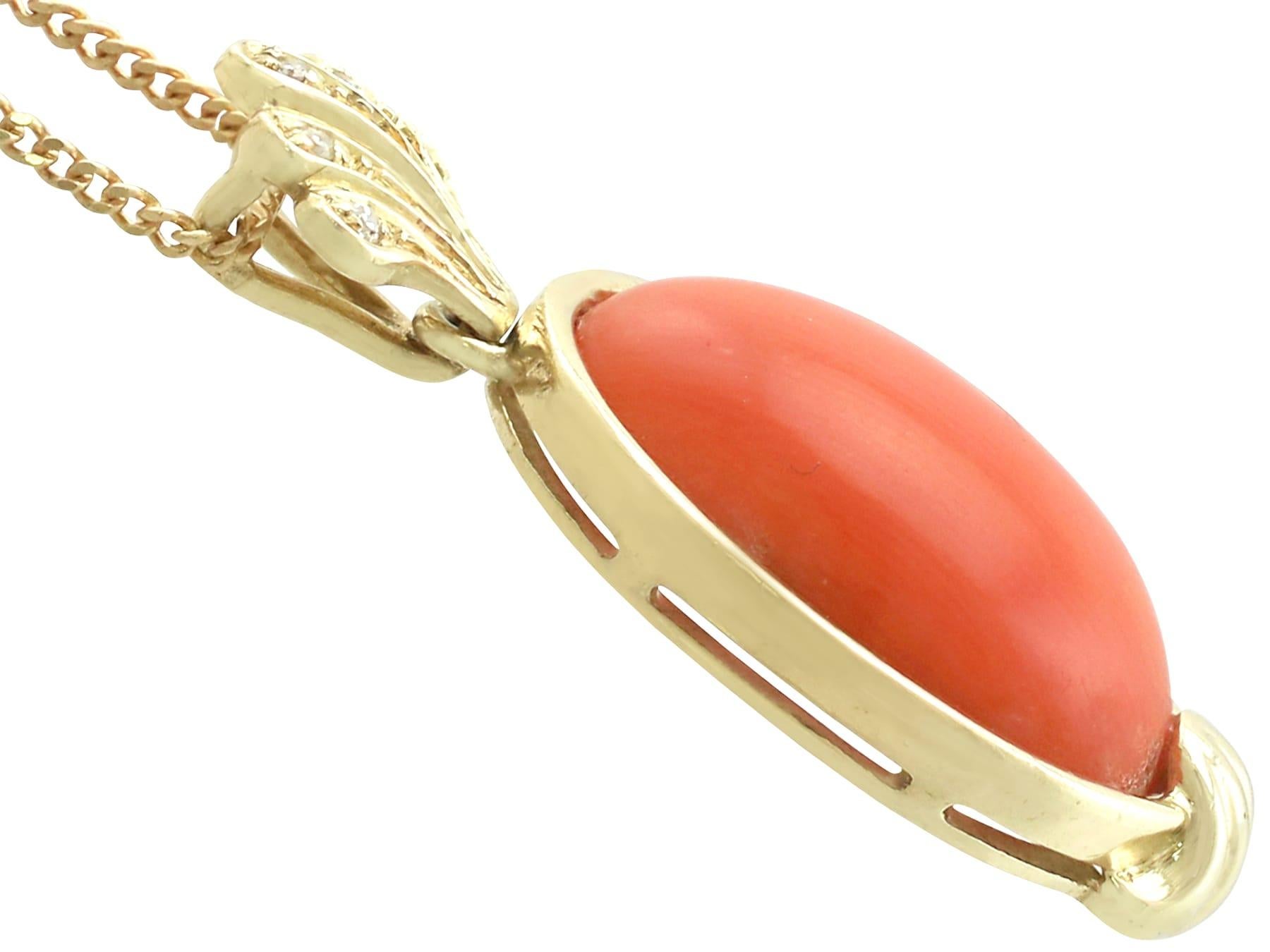 Pendentif en or jaune de 7,27 carats de corail et de diamants des années 1950 Pour femmes en vente