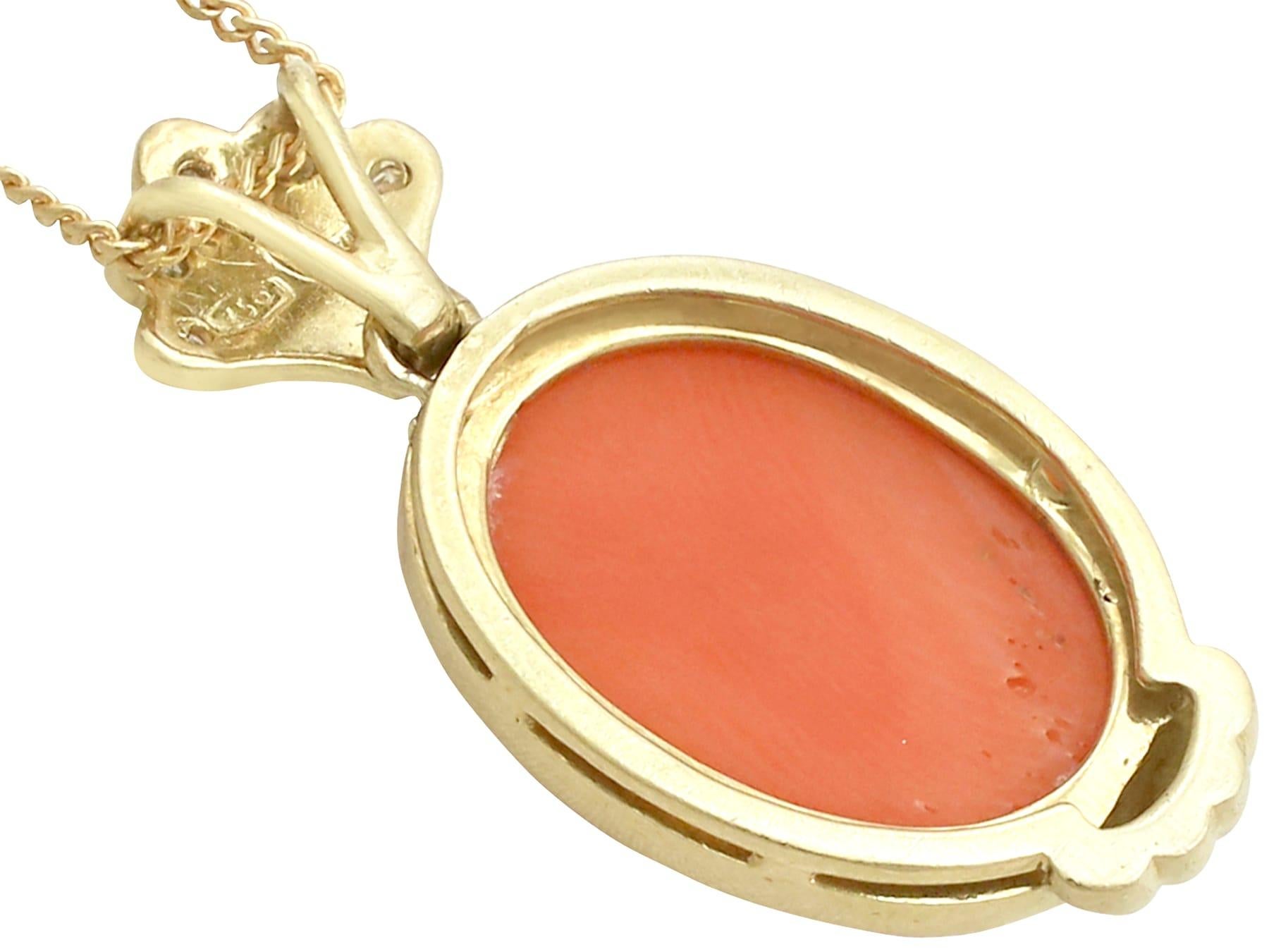 Pendentif en or jaune de 7,27 carats de corail et de diamants des années 1950 en vente 1