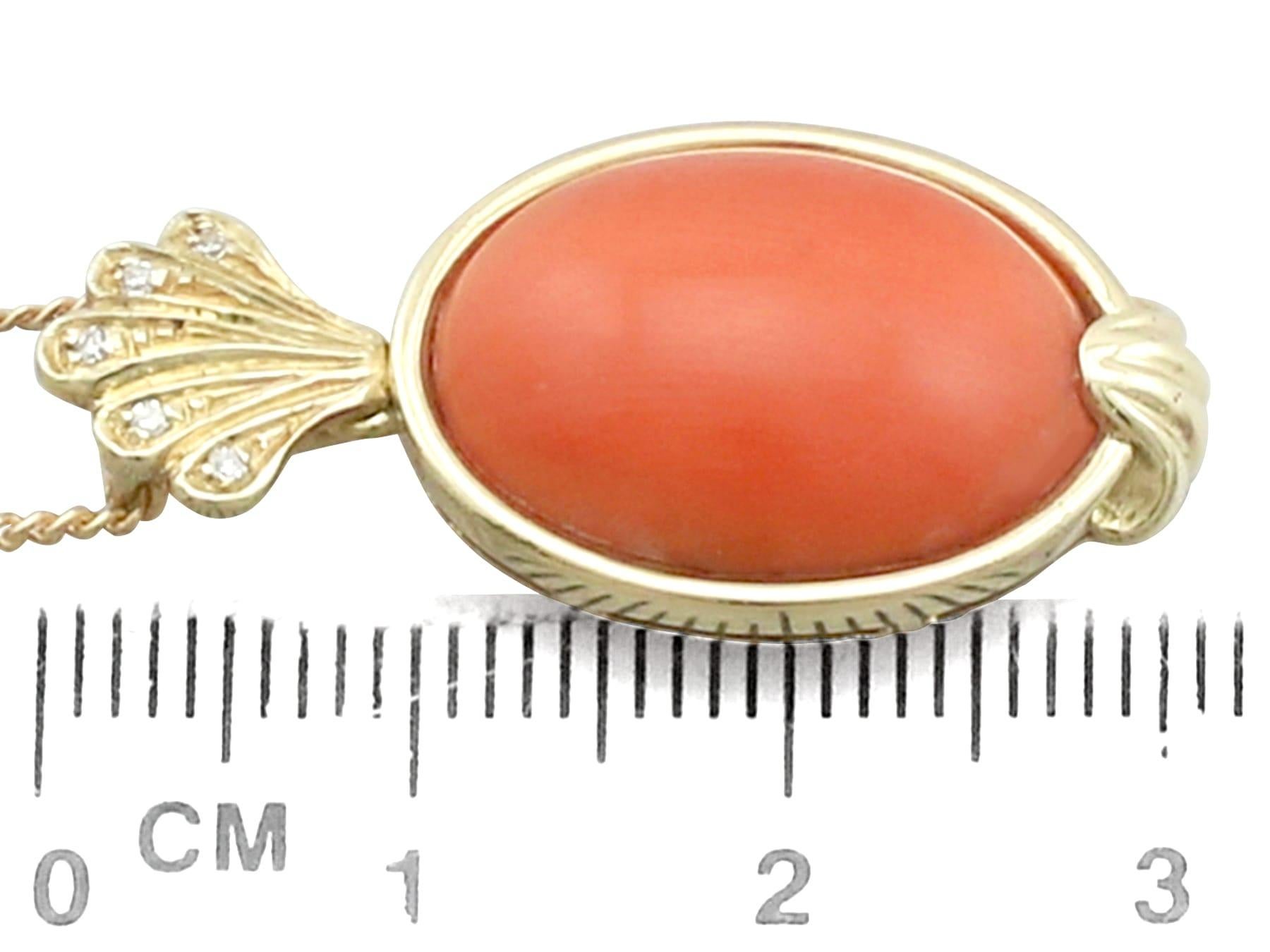 Pendentif en or jaune de 7,27 carats de corail et de diamants des années 1950 en vente 2