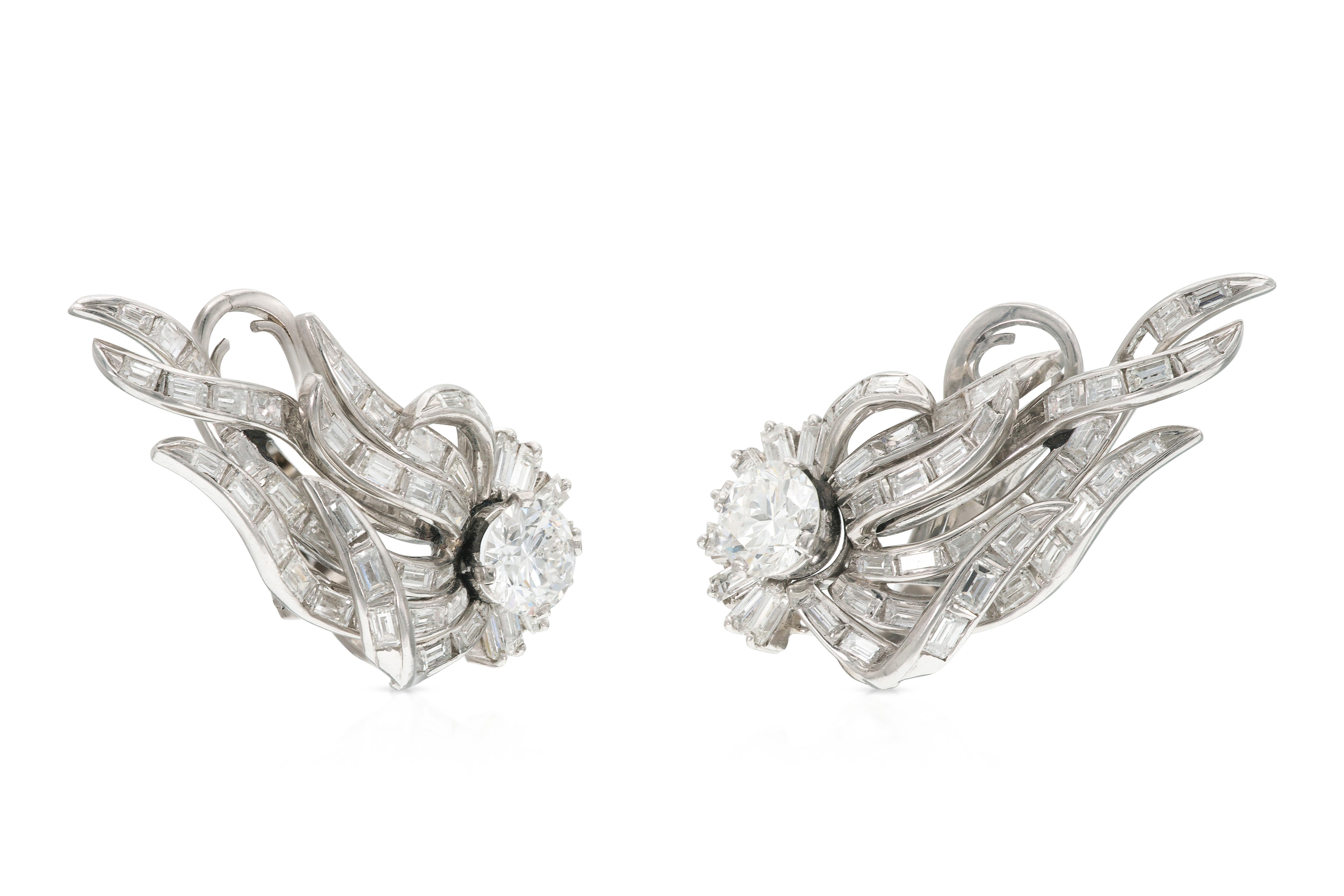 Fein gearbeitet aus Platin mit zwei Diamanten im Übergangsschliff mit einem Gesamtgewicht von etwa 2,60 Karat und Diamanten im Baguetteschliff mit einem Gesamtgewicht von etwa 5,00 Karat.
H-I Farbe, VS1-VS2 Reinheit
Circa 1950er Jahre
1 1/2 Zoll