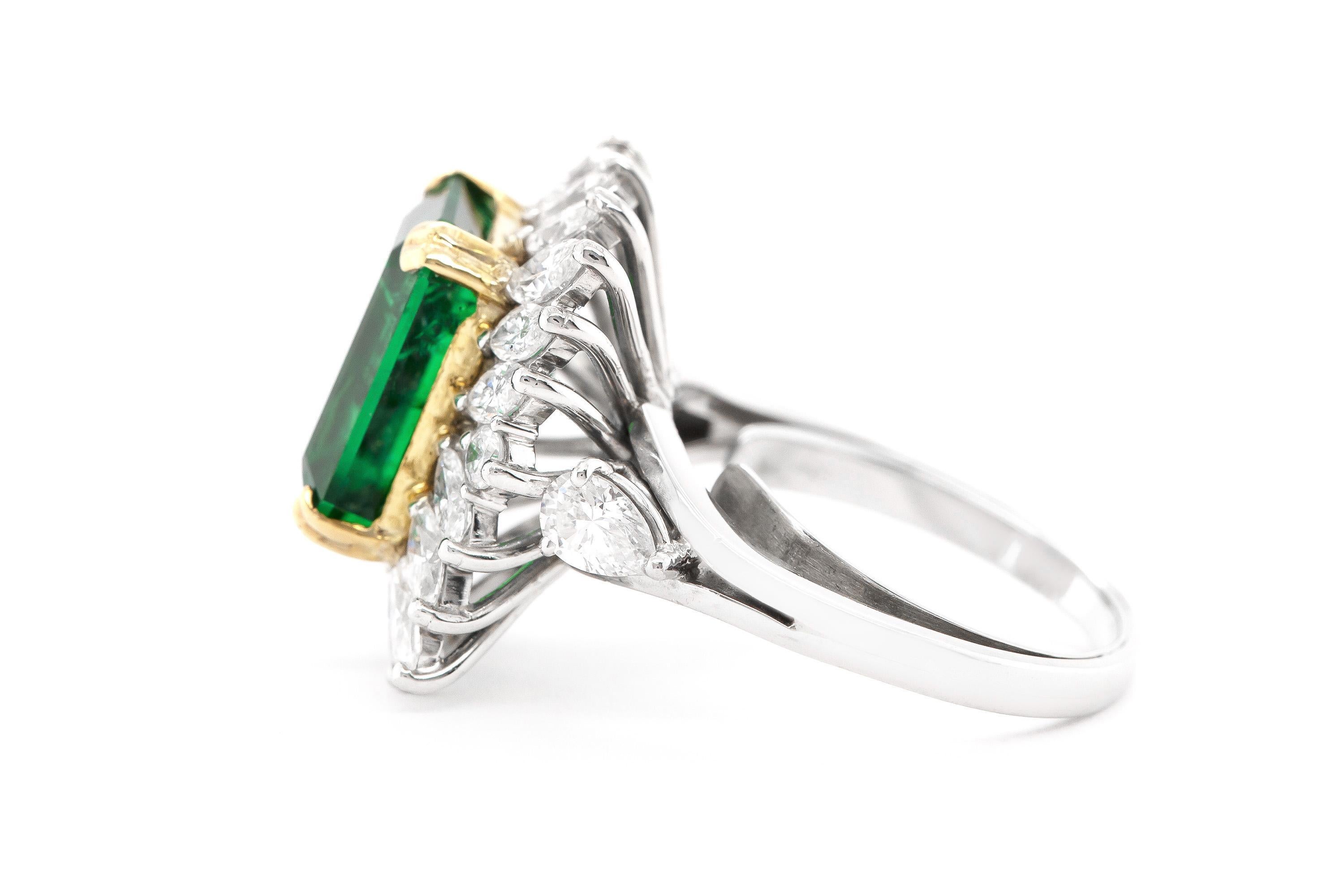 Fein gearbeitet aus Platin und 18 Karat Gelbgold mit einem AGL-zertifizierten sambischen Smaragd mit einem Gewicht von 8,11 Karat und Diamanten in Marquise-, runder Brillant- und Birnenform mit einem Gesamtgewicht von etwa 16,00 Karat.
Circa 1950er