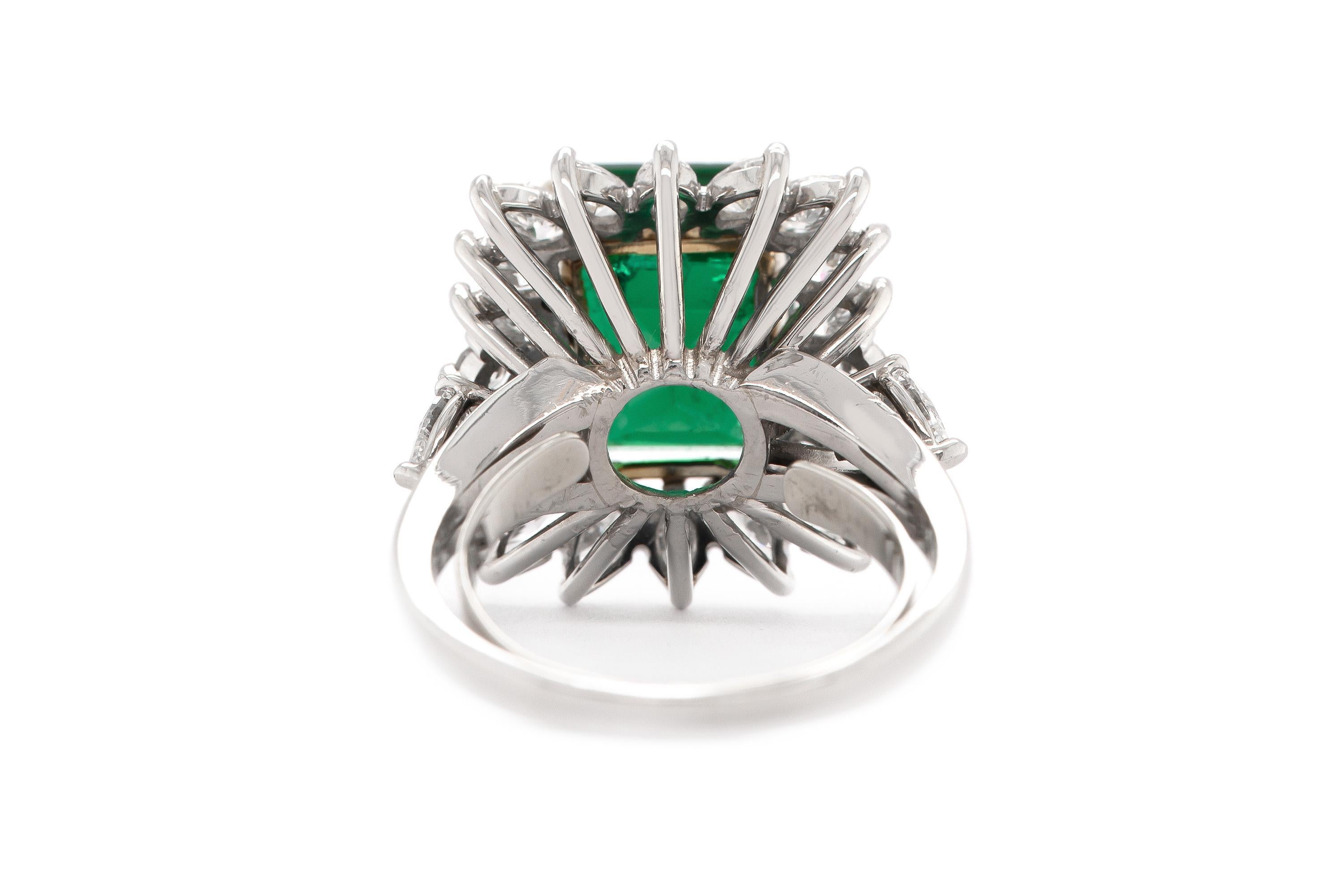 Vintage 1950er Jahre 8,11 Karat Smaragdring mit Diamanten (Gemischter Schliff) im Angebot
