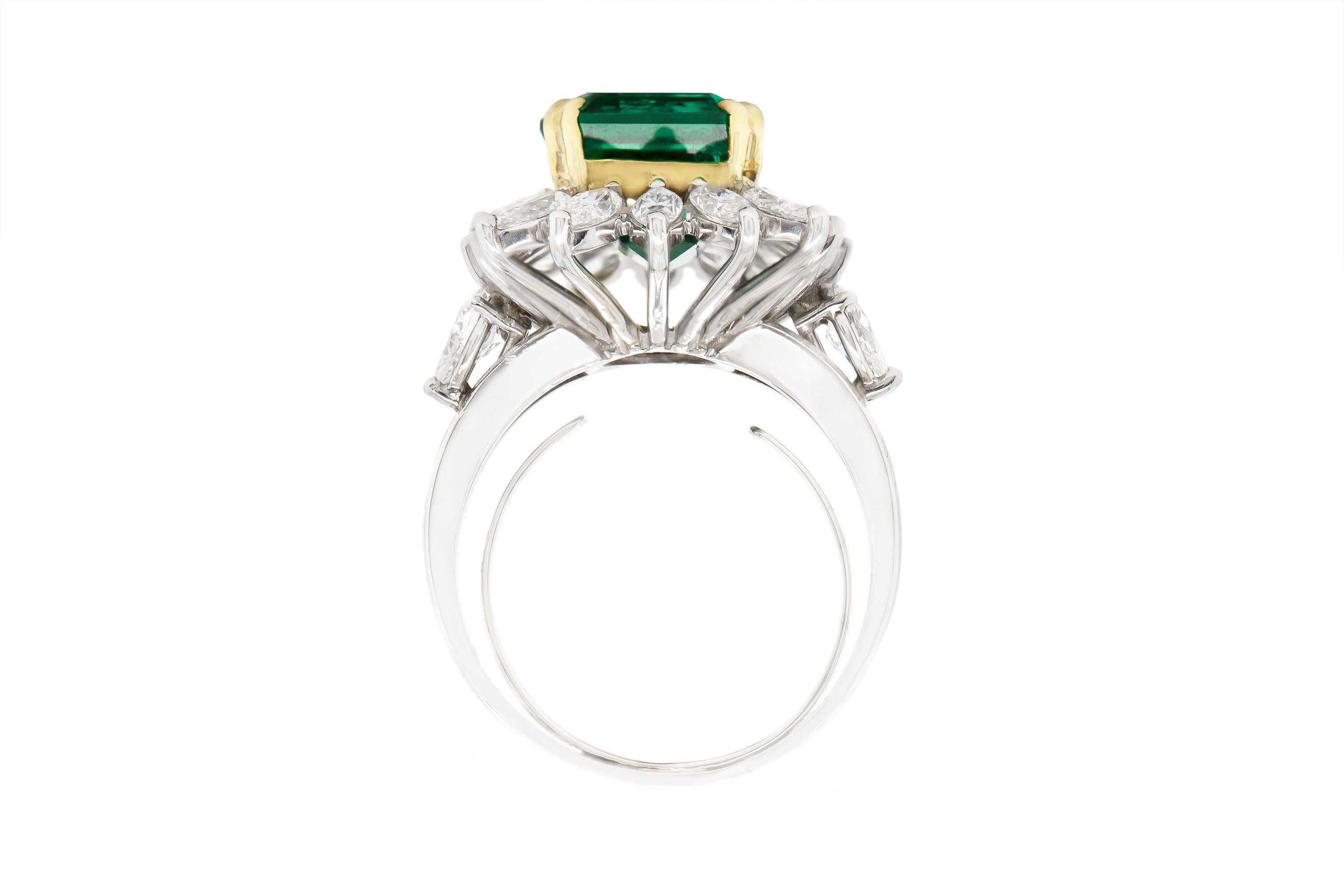 Vintage 1950er Jahre 8,11 Karat Smaragdring mit Diamanten im Zustand „Gut“ im Angebot in New York, NY