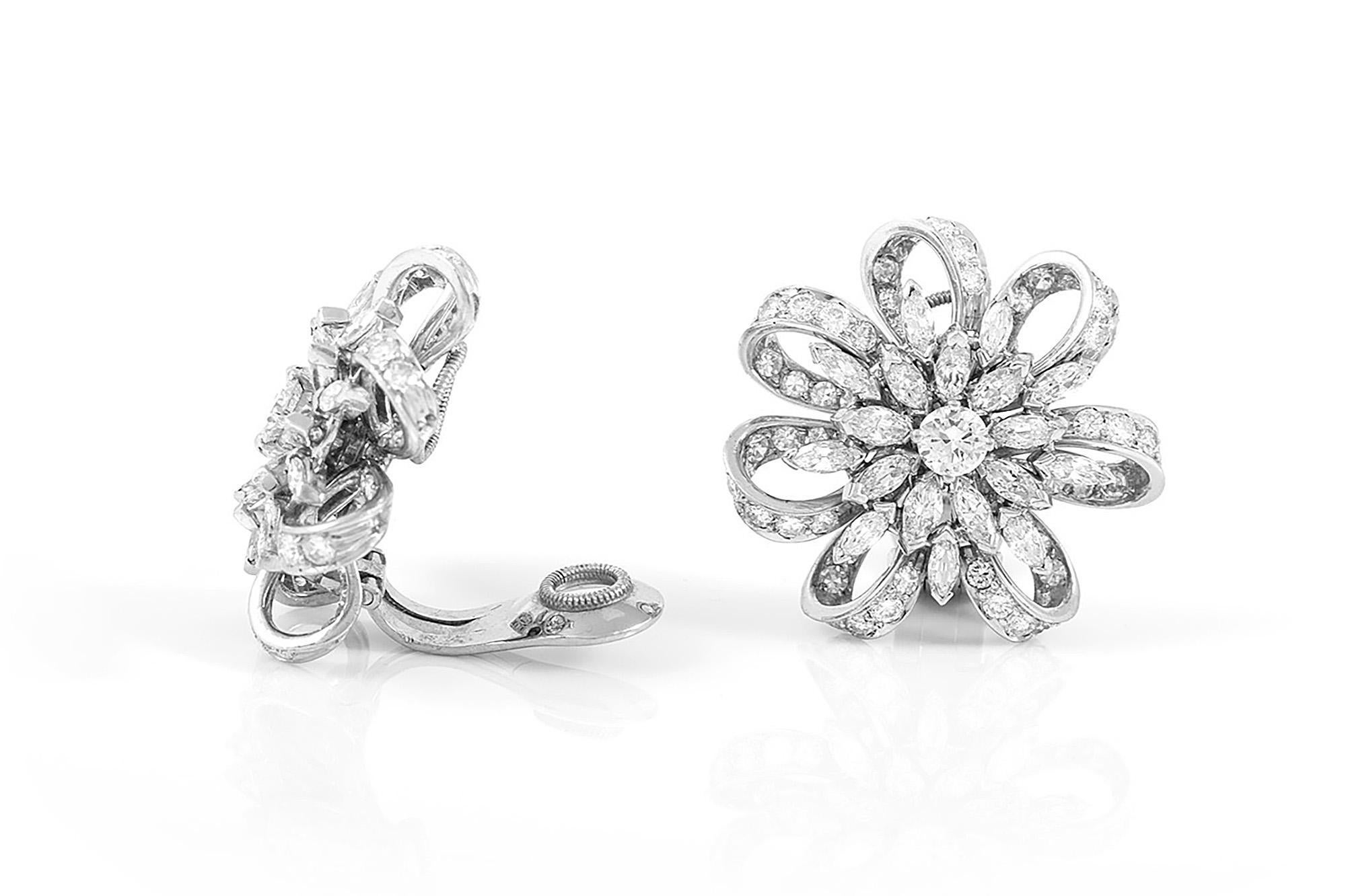 Finamente elaborada en platino con 2 Diamantes centrales talla Brillante Redonda con un peso total aproximado de 0,80 quilates y Diamantes talla Brillante Redonda y Marquesa adicionales con un peso total aproximado de 8,20 quilates.
Alrededor de