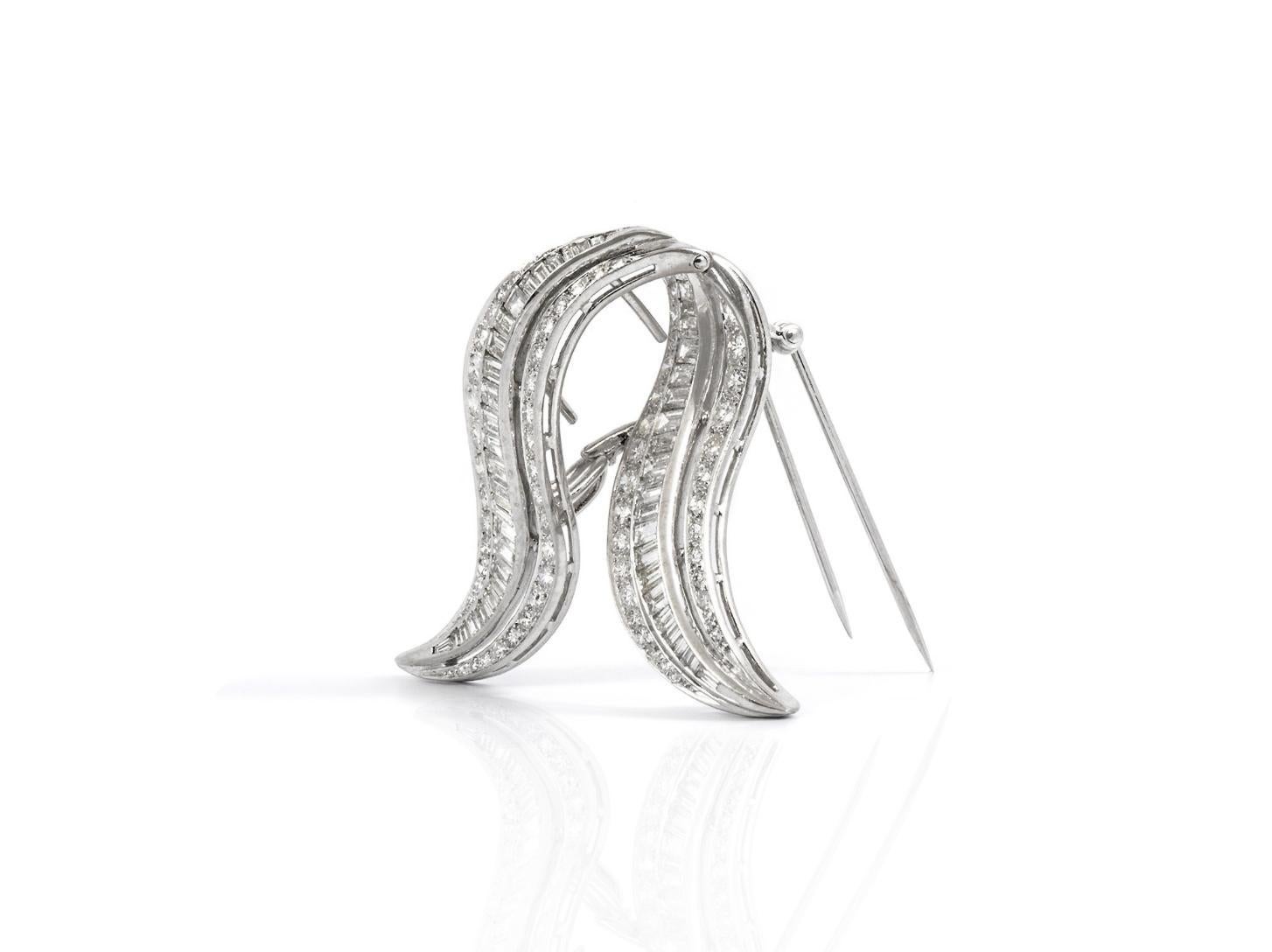 Fein gearbeitet aus Platin mit Diamanten im Brillant- und Baguetteschliff mit einem Gesamtgewicht von ca. 9.50 Karat.
Circa 1950er Jahre
1 5/8 x 2 Zoll