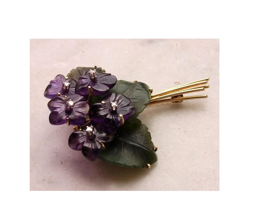 Vintage 1950s Amethyst Jade Diamonds 14k Yellow Gold Bouquet of Violets Brooch In Excellent Condition In London, GB