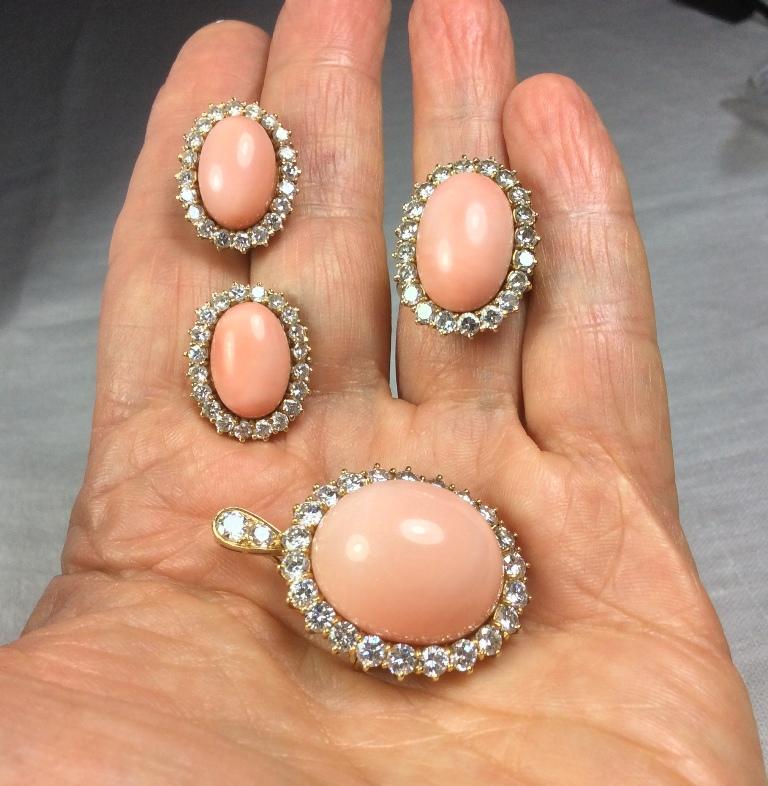 Vintage 1950s Angel Skin Coral Diamonds 18 Karat Gold Necklace Ring Earring Set For Sale 3