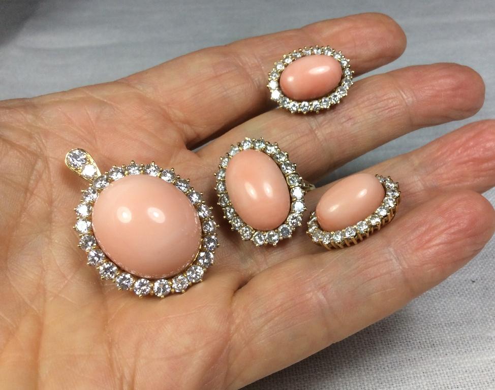 Vintage 1950s Angel Skin Coral Diamonds 18 Karat Gold Necklace Ring Earring Set For Sale 4