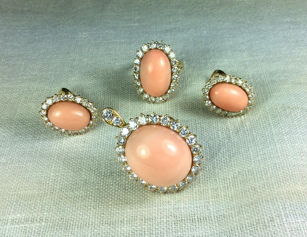 Vintage 1950s Angel Skin Coral Diamonds 18 Karat Gold Necklace Ring Earring Set For Sale 5