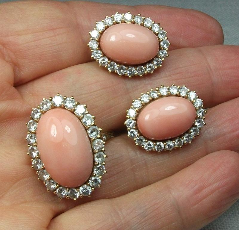 Women's or Men's Vintage 1950s Angel Skin Coral Diamonds 18 Karat Gold Necklace Ring Earring Set For Sale