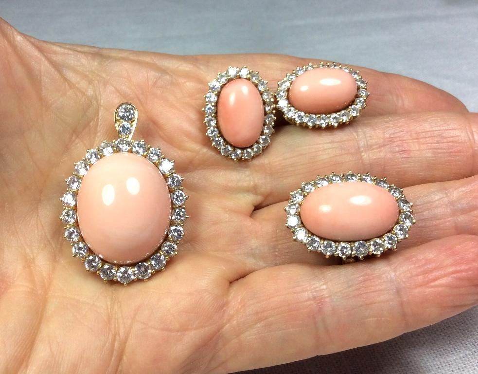 Vintage 1950s Angel Skin Coral Diamonds 18 Karat Gold Necklace Ring Earring Set For Sale 1