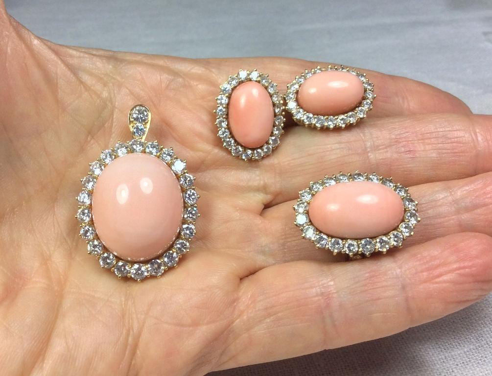 Vintage 1950s Angel Skin Coral Diamonds 18 Karat Gold Necklace Ring Earring Set For Sale 2