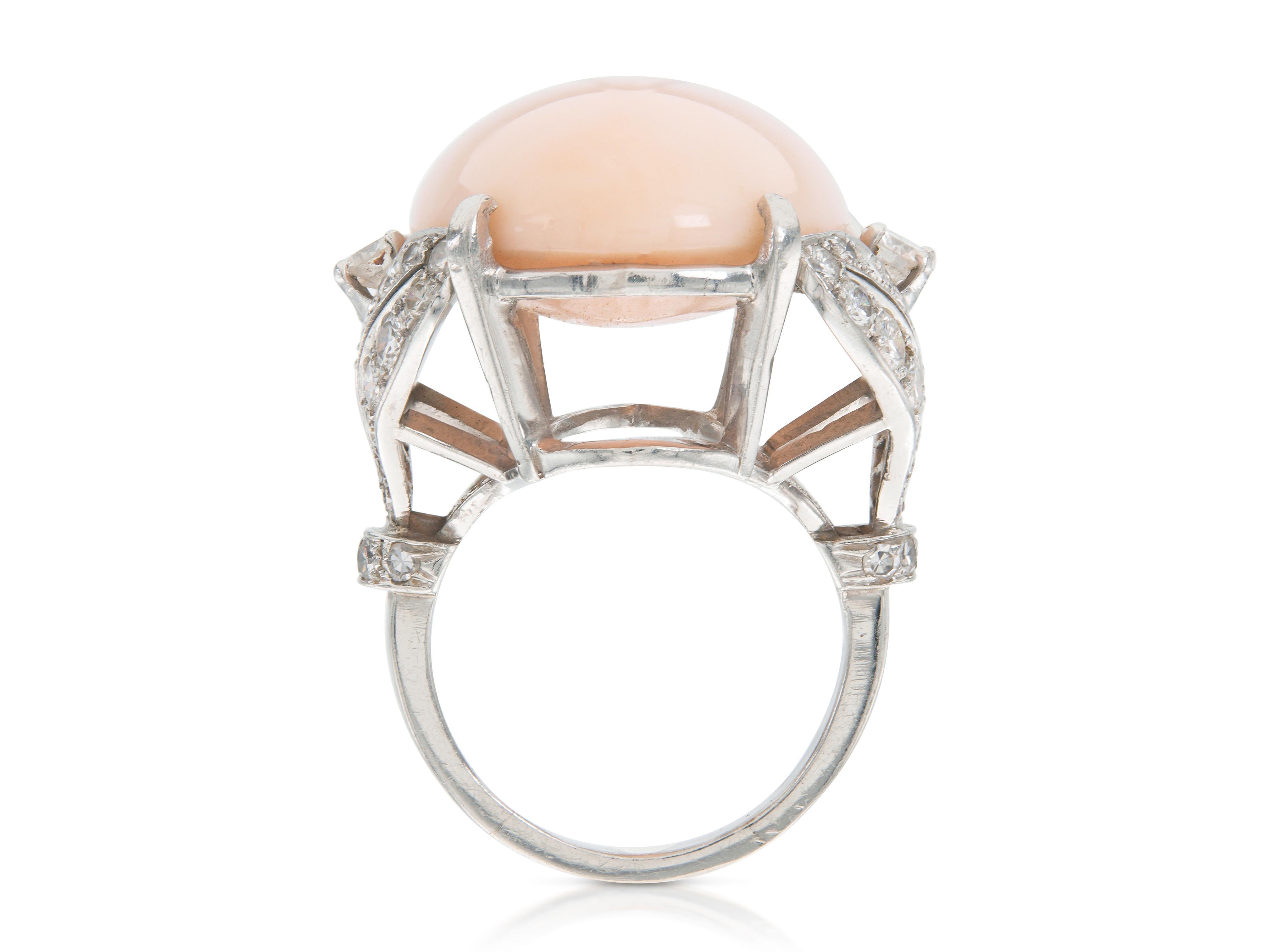 Vintage 1950s Engelshaut Korallenring mit Diamanten im Zustand „Gut“ im Angebot in New York, NY