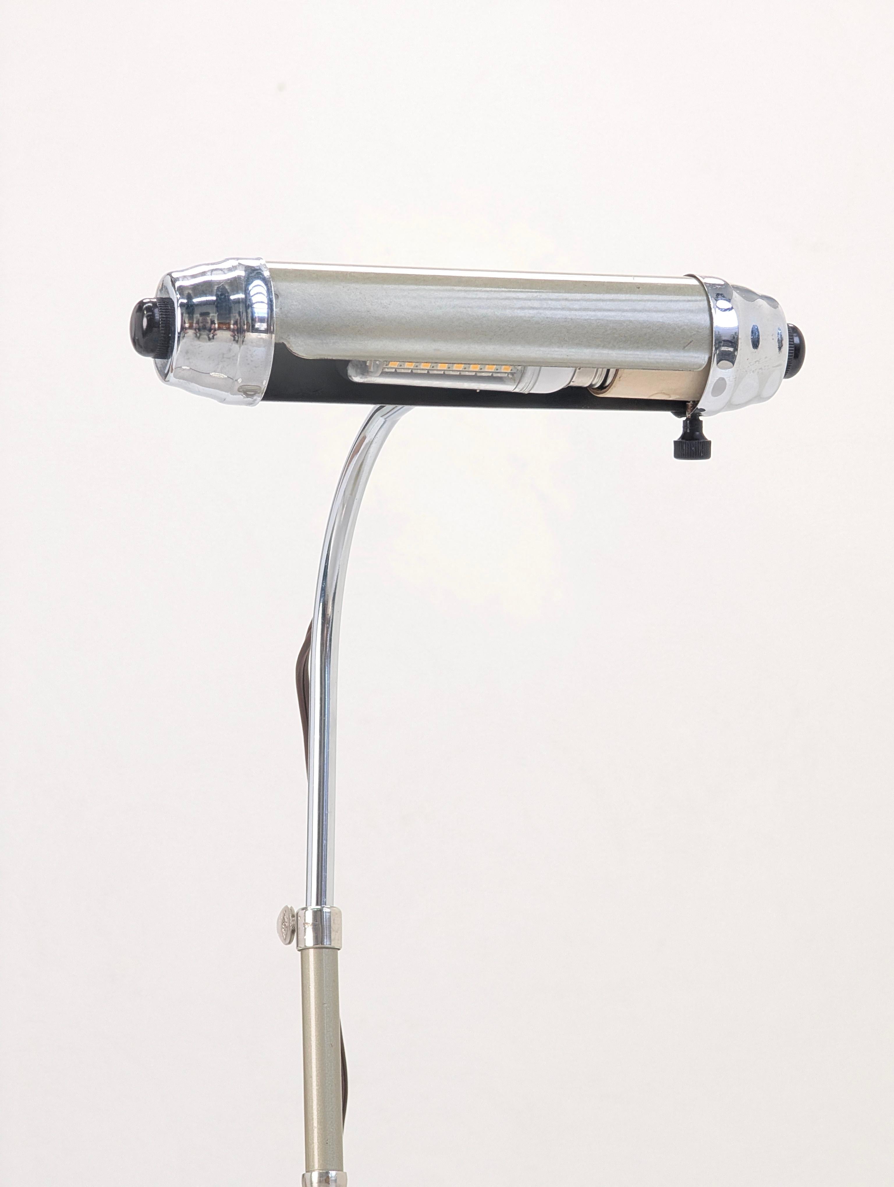 Vintage Art Deco Banker's Lamp by Radionic Trans Co. (c. 1950s)

Illuminate your space with a piece of authentic mid-century history. This striking Art Deco banker's lamp, produced by the Radionic Trans Co. in the 1950s, is a perfect example of