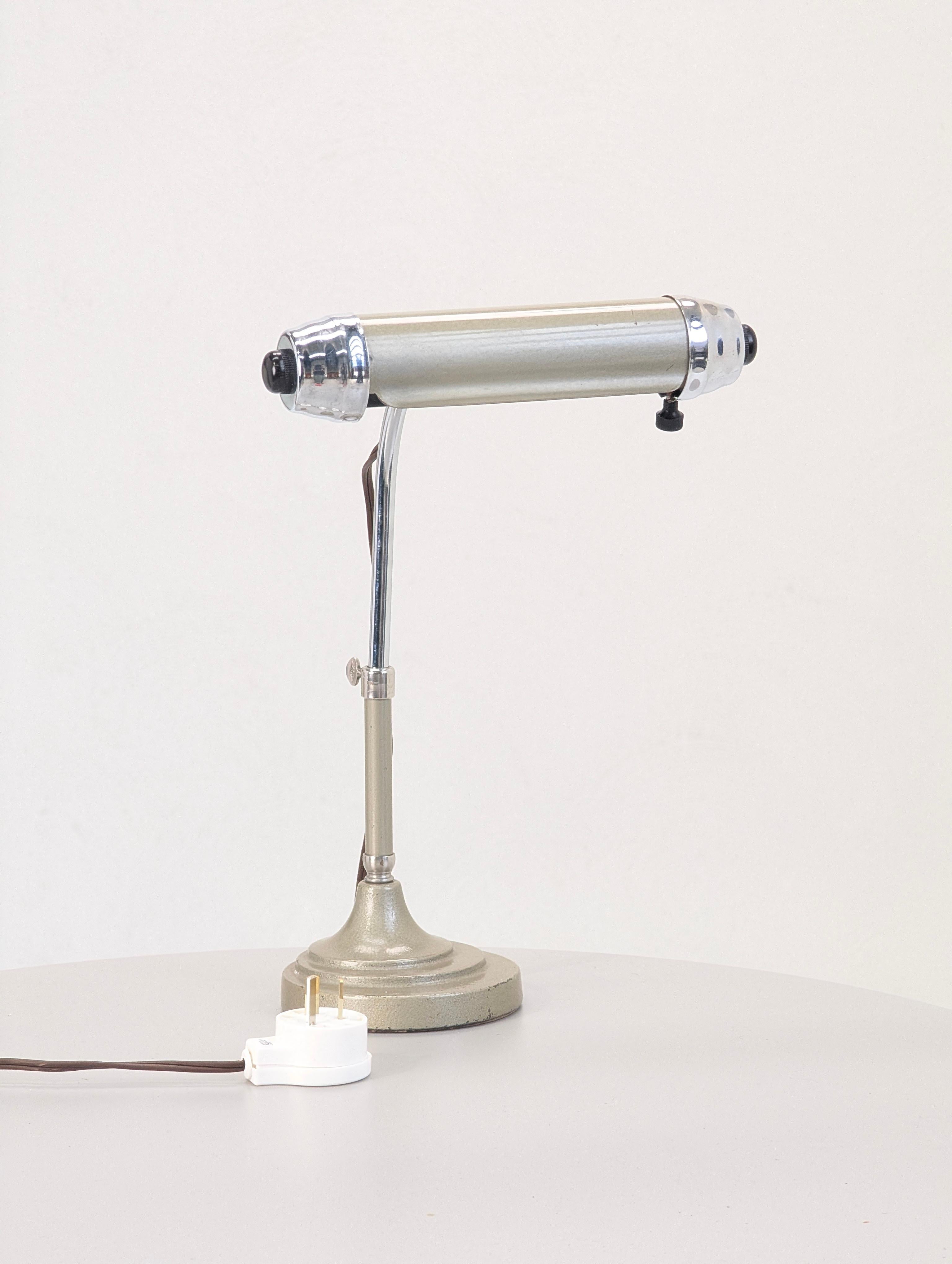 Vintage 1950s Art Deco Banker's Lamp by Radionic Trans Co For Sale 2