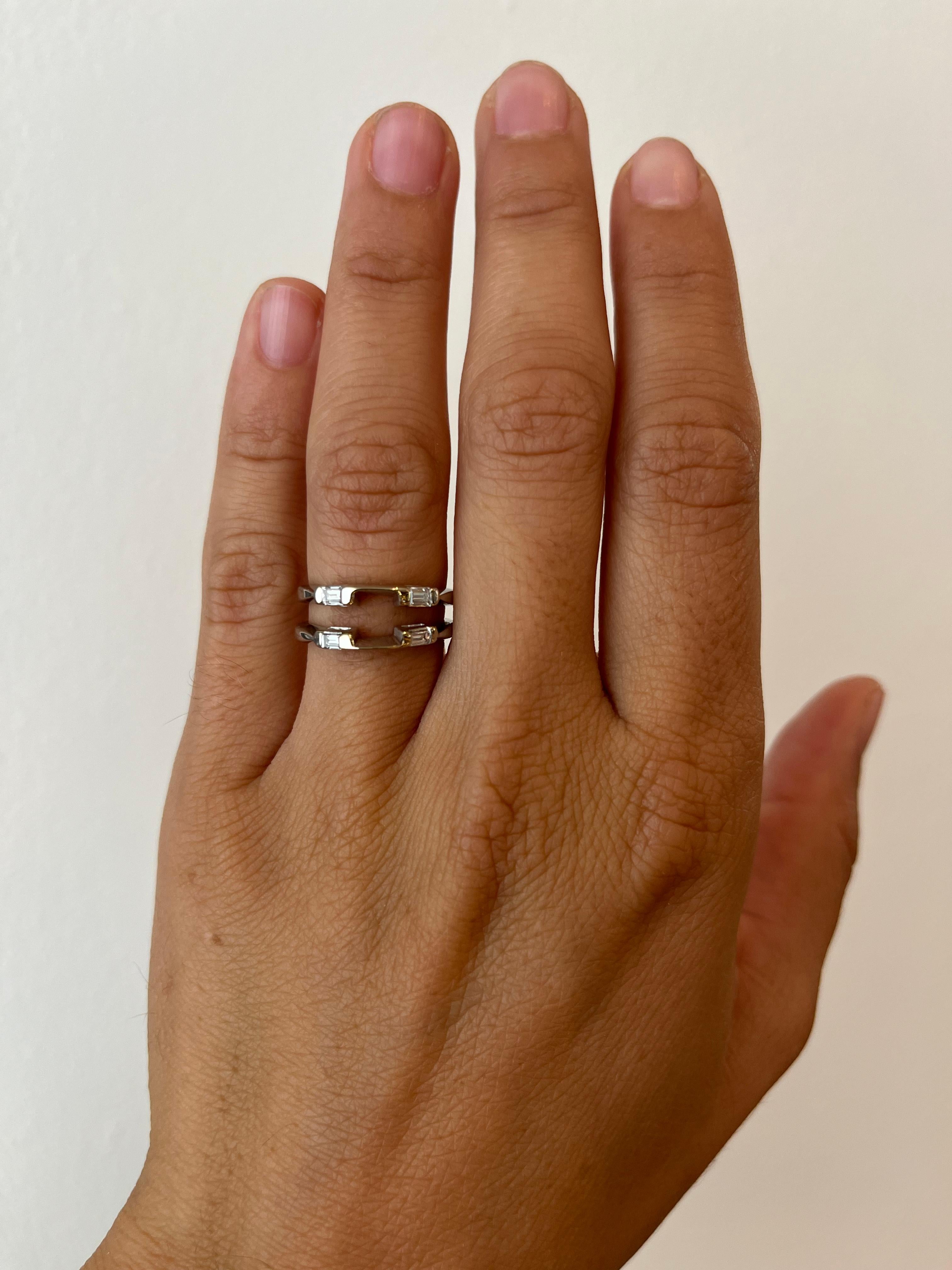 Vintage 1950's drop-in enhancer jacket wedding ring set with 4 baguette diamonds in 14K white gold. Cette bague s'associe parfaitement à une bague de fiançailles de type émeraude ou carré centré. Issue de la collection de haute joaillerie vintage de