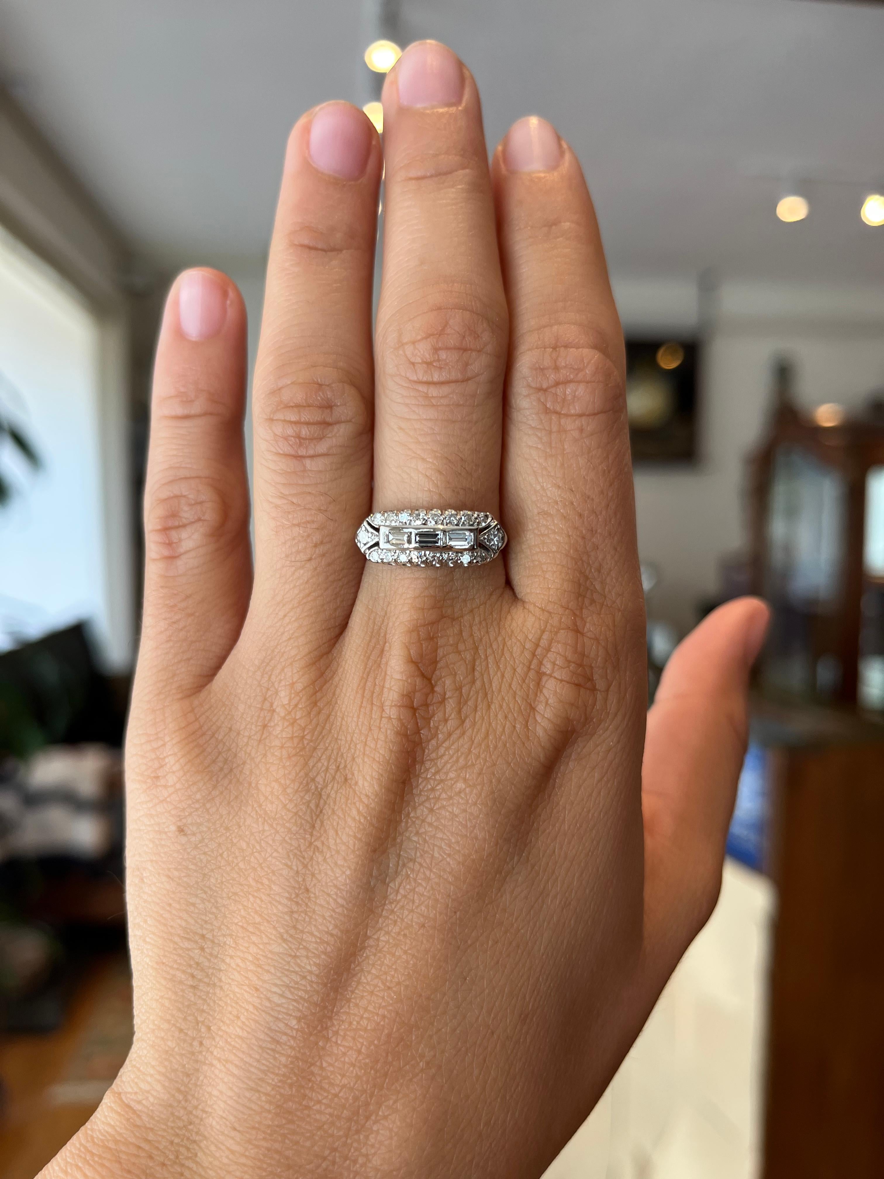 Alianzas de Platino Rectangulares con Diamantes Redondos y Baguette de los años 50 Corte baguette en venta