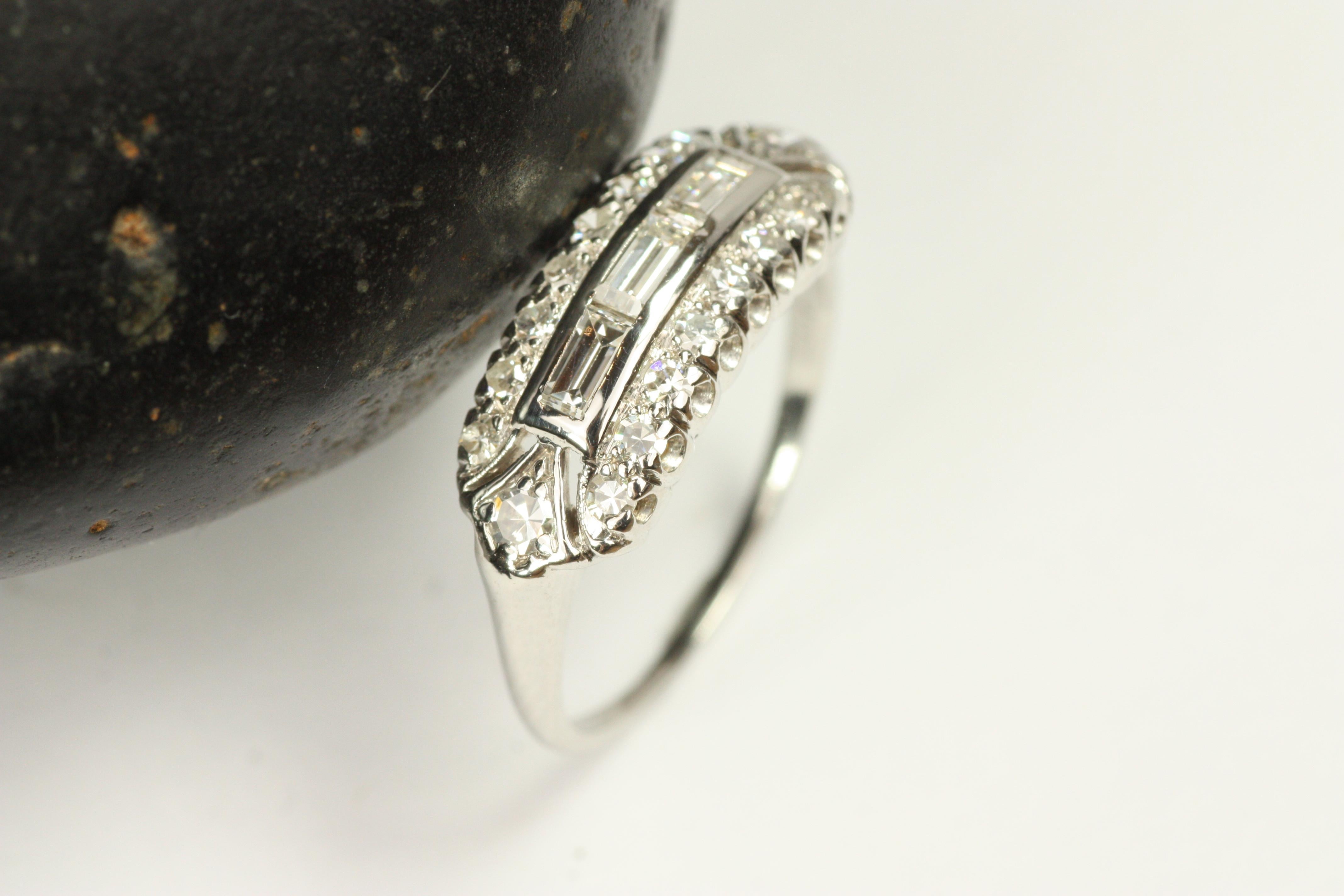 Alianzas de Platino Rectangulares con Diamantes Redondos y Baguette de los años 50 en Bueno estado para la venta en Santa Monica, CA