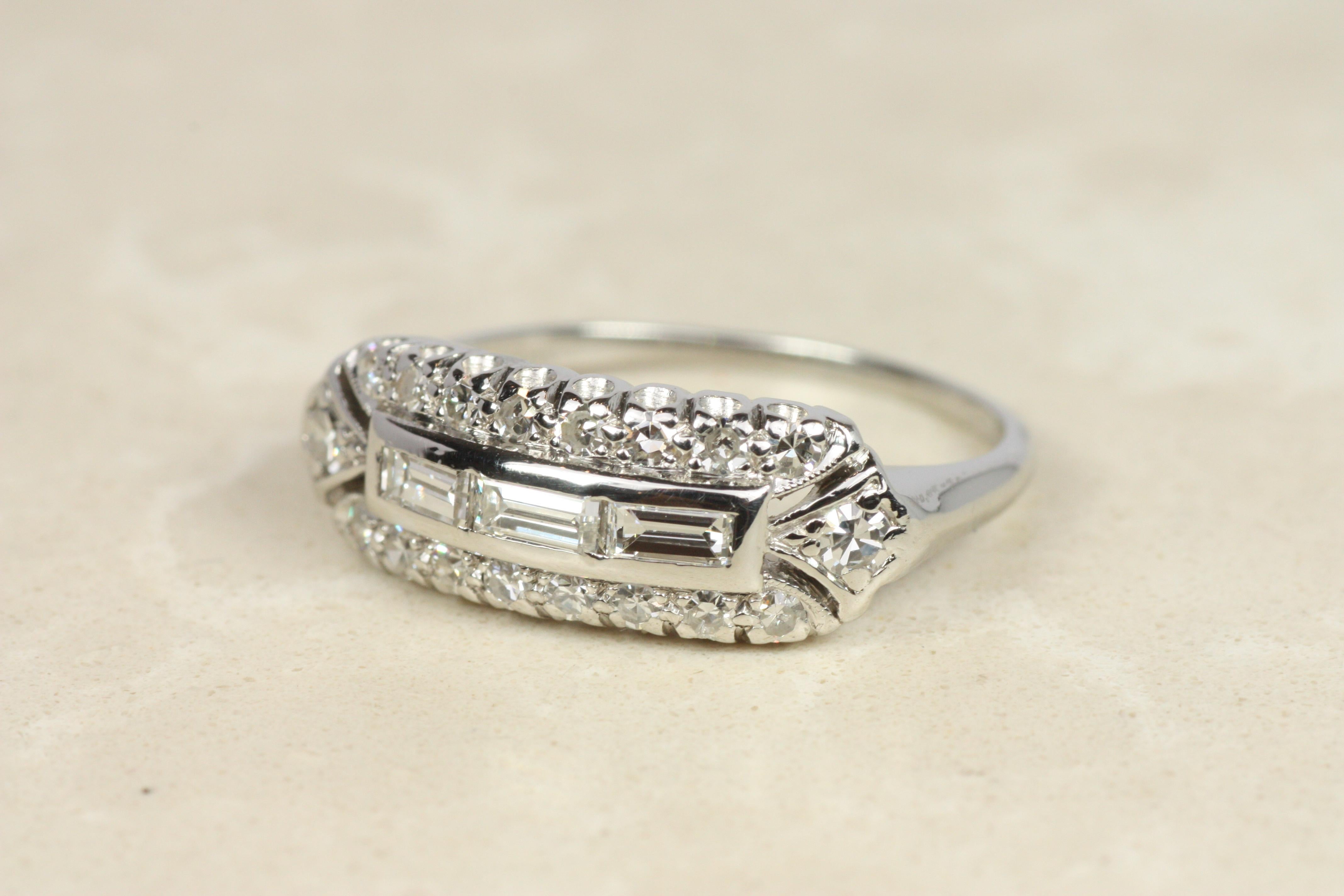 De las mujeres Alianzas de Platino Rectangulares con Diamantes Redondos y Baguette de los años 50 en venta