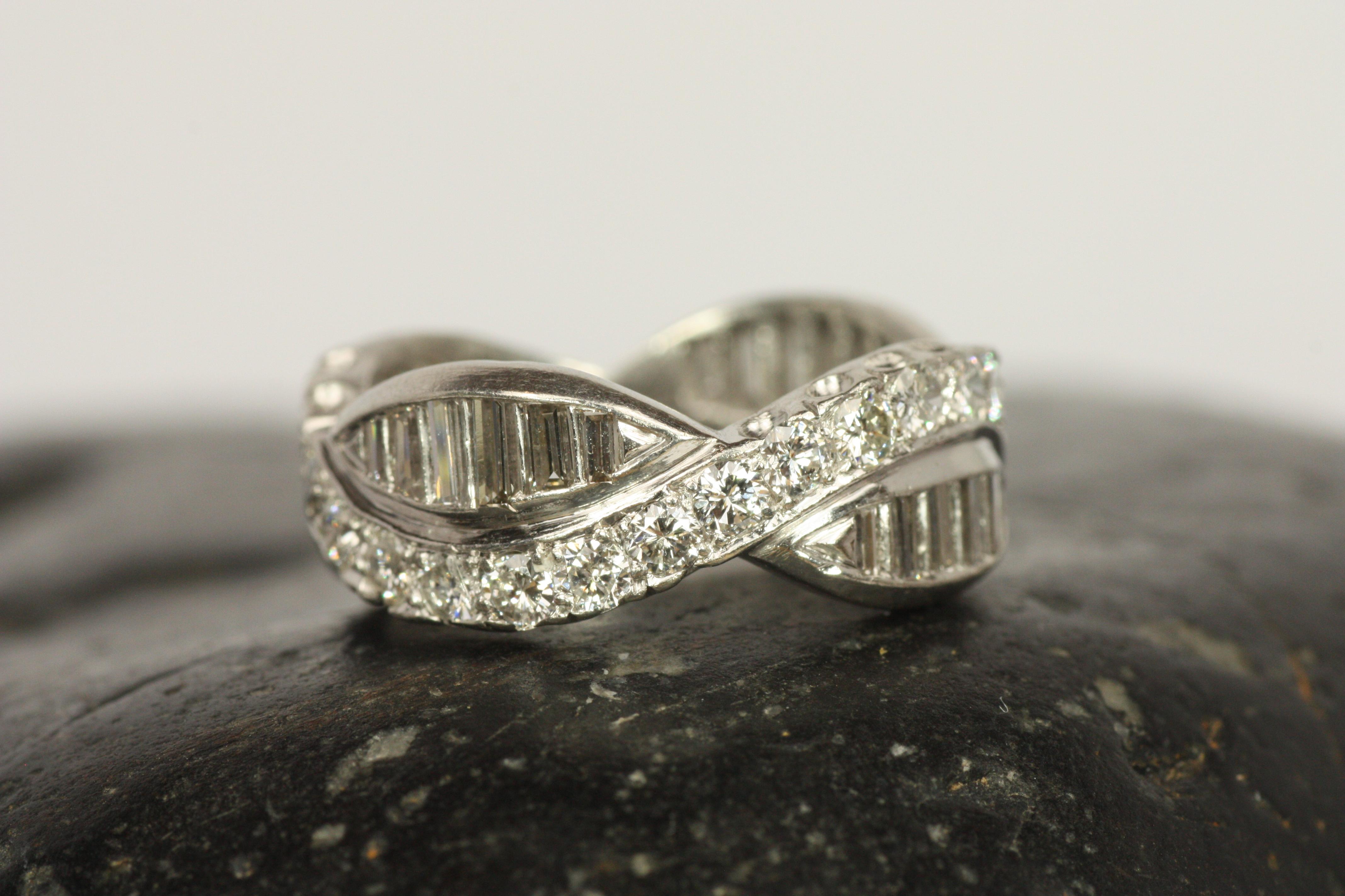 Alianza de boda vintage de los años 50 en platino con hélice tejida de diamantes baguette y redondos Corte baguette en venta