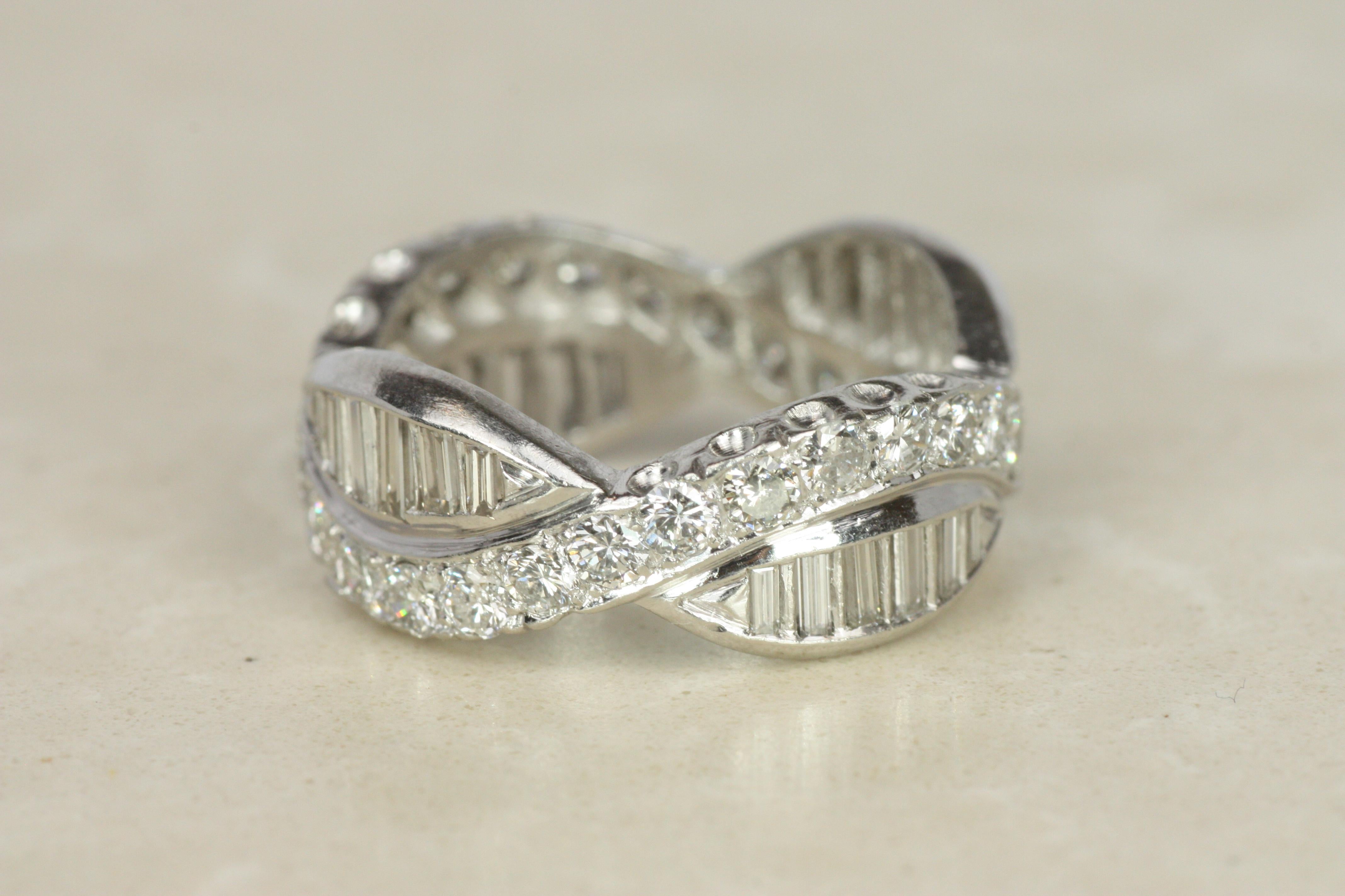 Alianza de boda vintage de los años 50 en platino con hélice tejida de diamantes baguette y redondos en venta 1